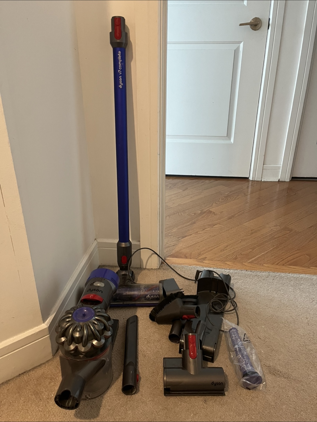 Dyson V7 Complete Cordless Vacuum Cleaner