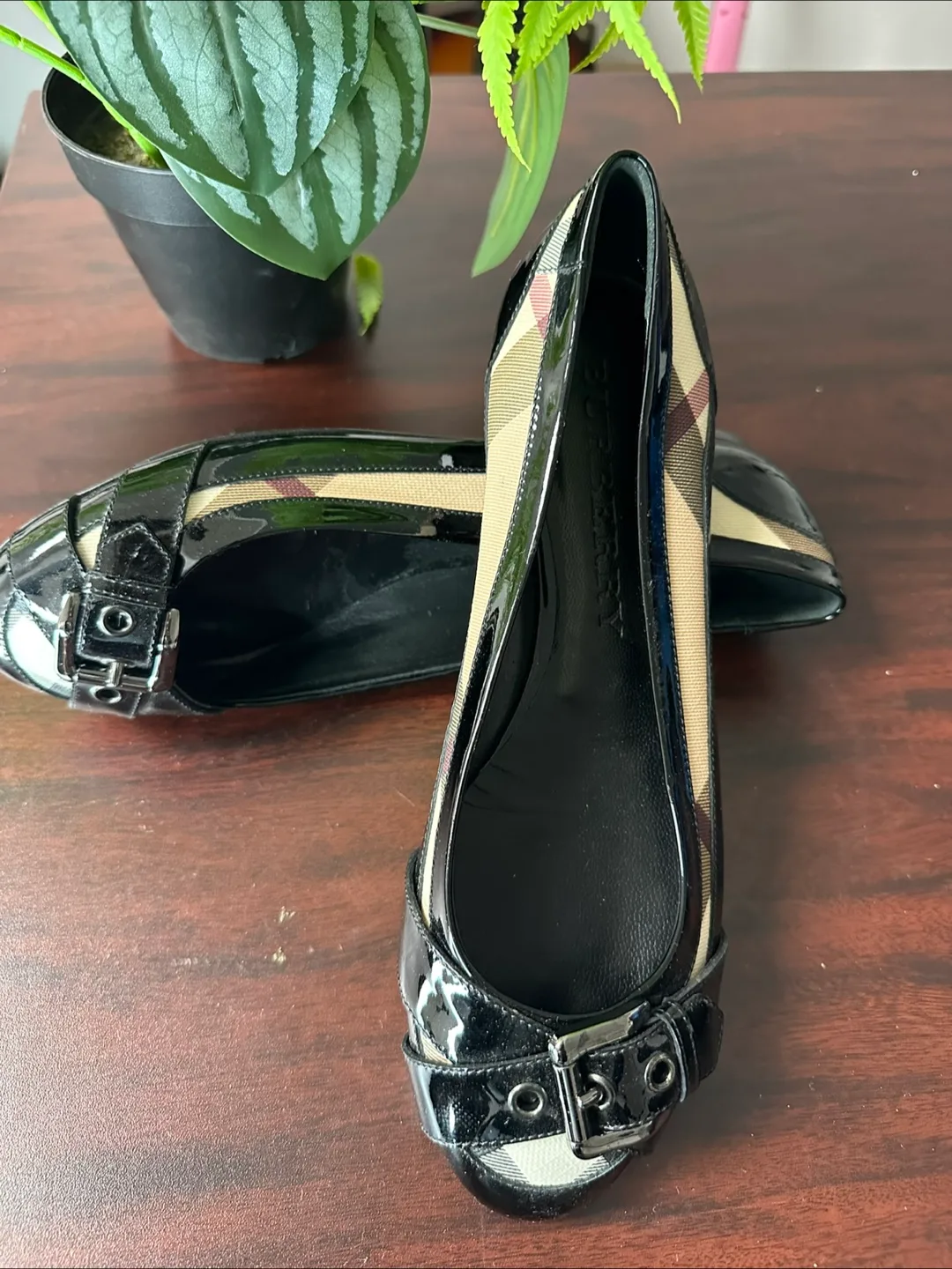 Burberry Black and Beige Patent Leather Flats thumbnail