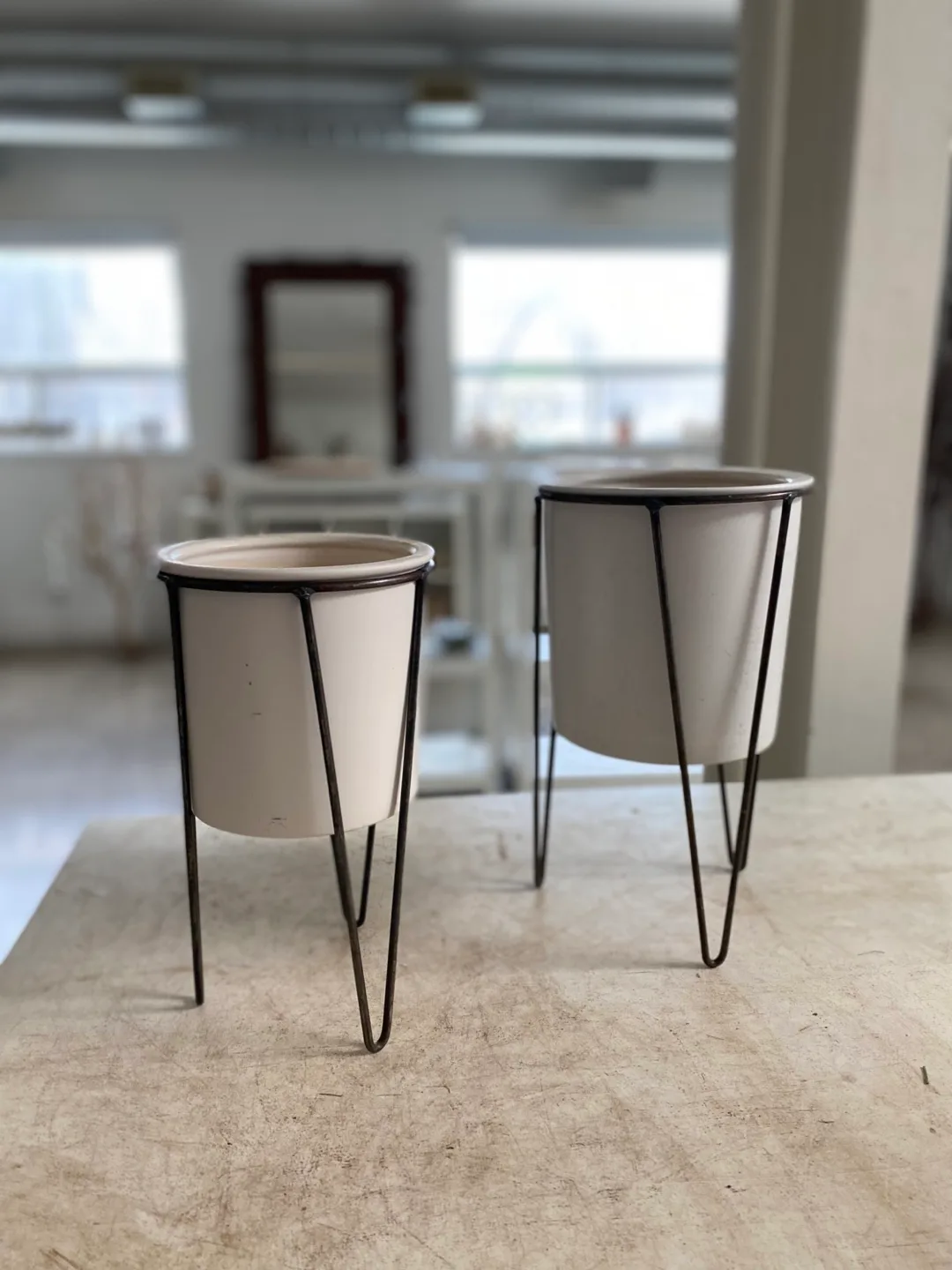 Plant pot with metal stand thumbnail