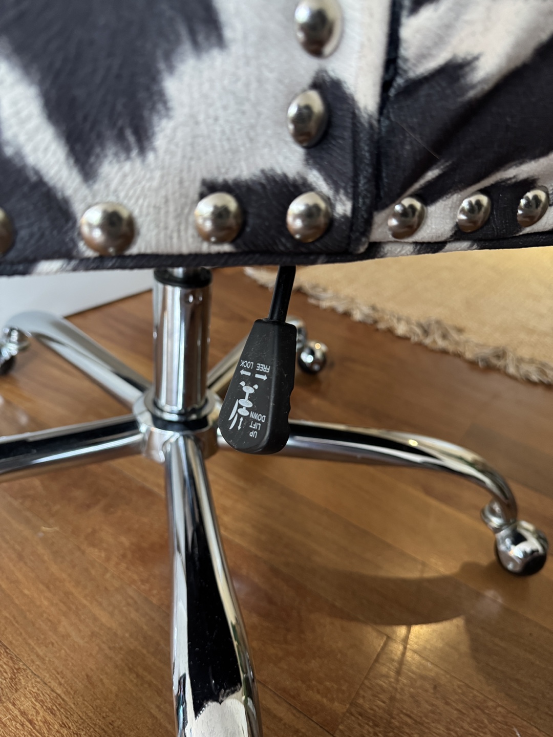 Cow print swivel office chair - photo 4
