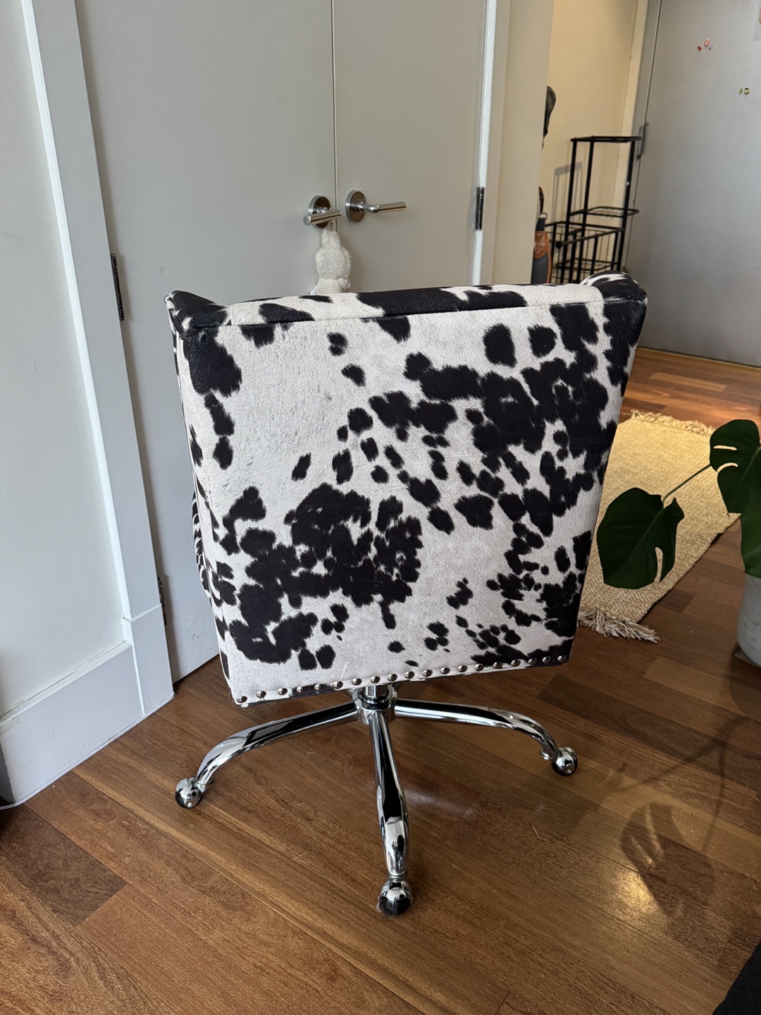 Cow print swivel office chair - photo 3