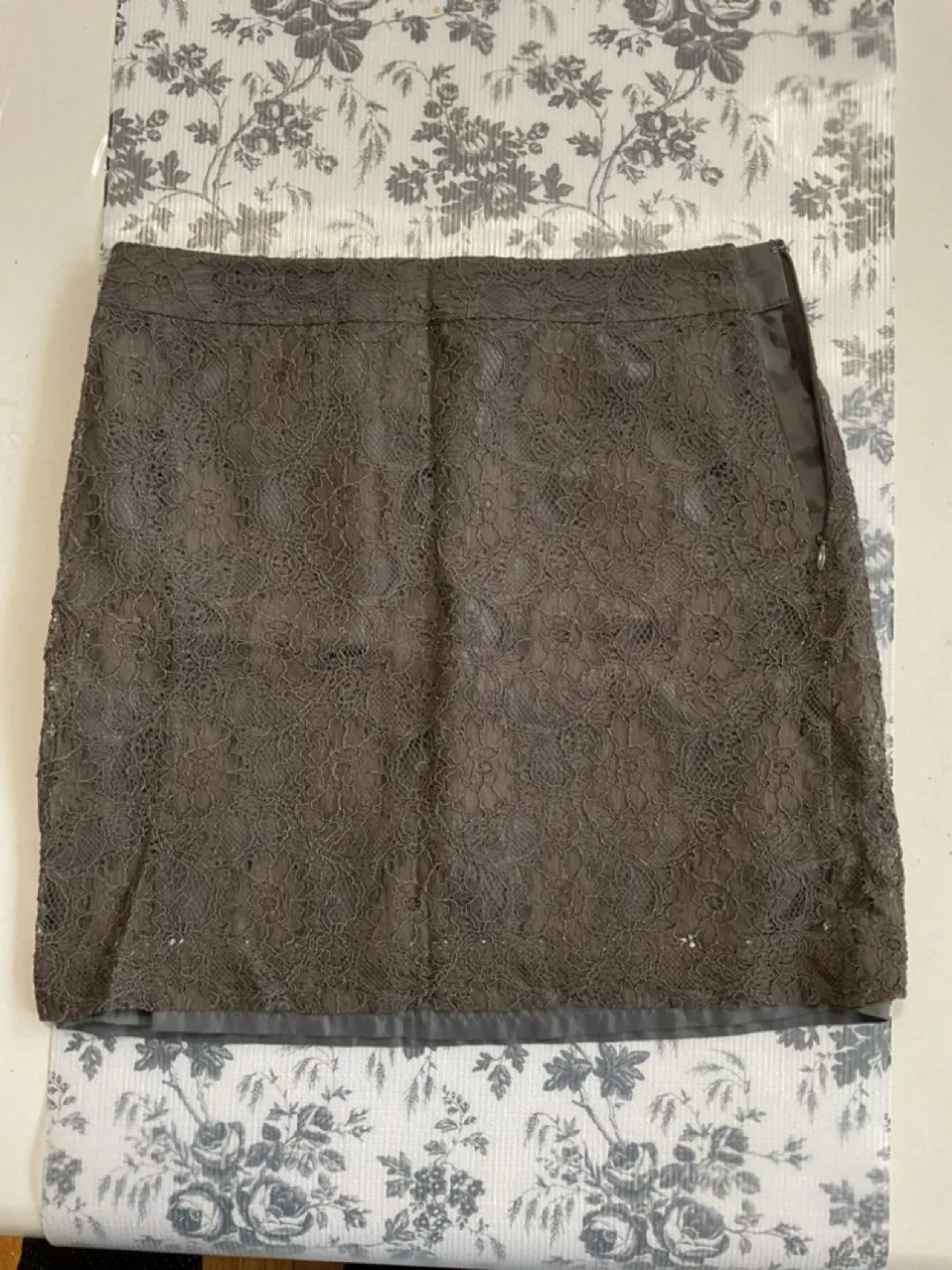 LOFT Petites Women's Size 4P greyLace Mini Skirt #freecycle thumbnail