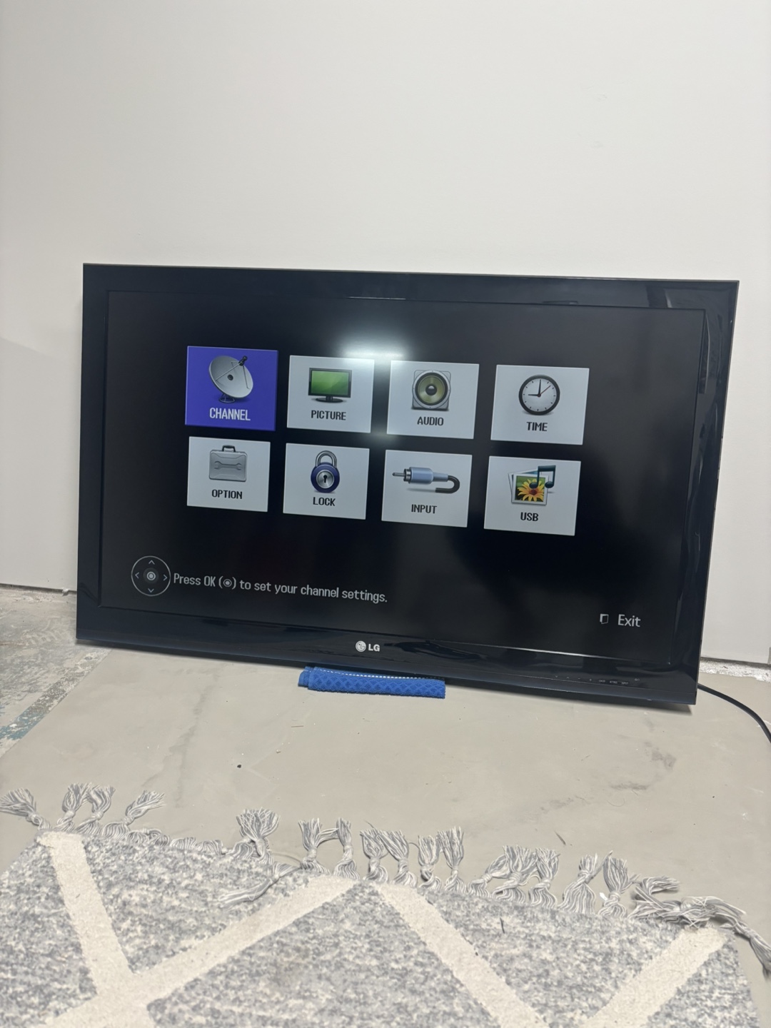 42 “ LG Flat Screen TV 2 hdmi ports - photo 2