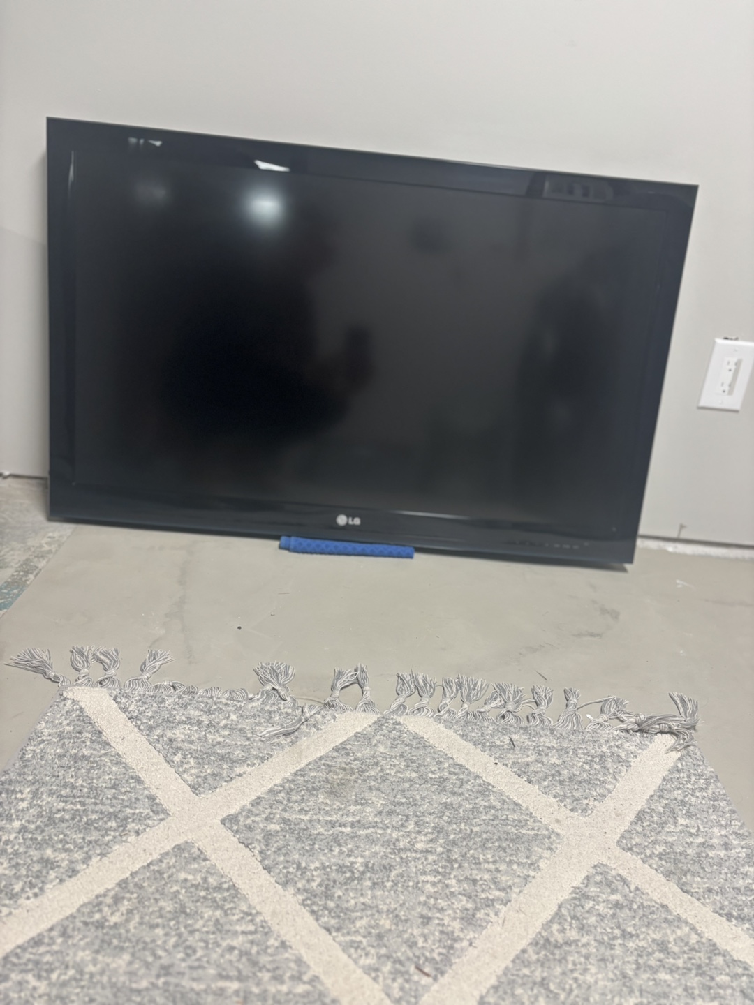 42 “ LG Flat Screen TV 2 hdmi ports