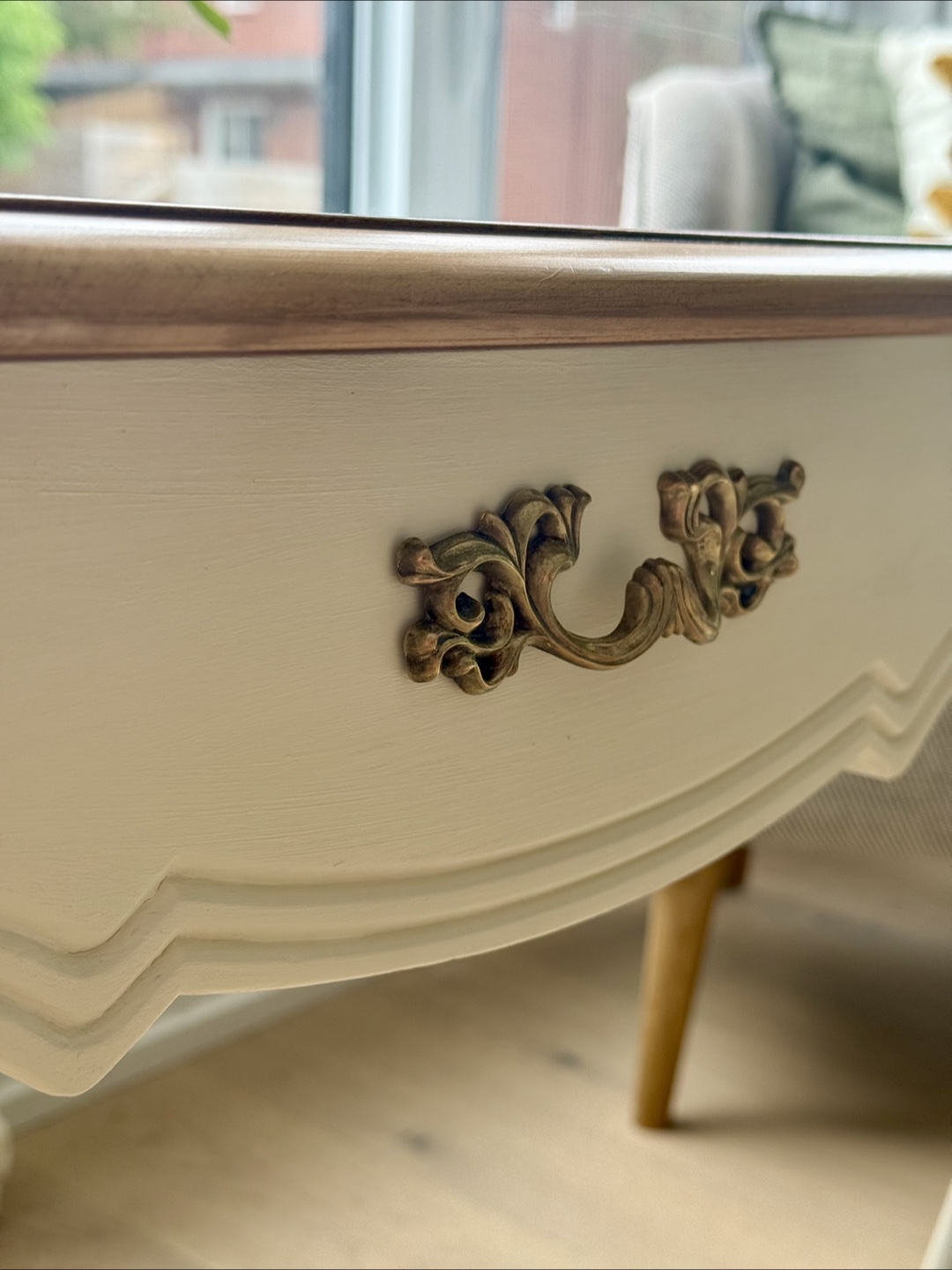 Pair of French-Style End Tables - photo 3