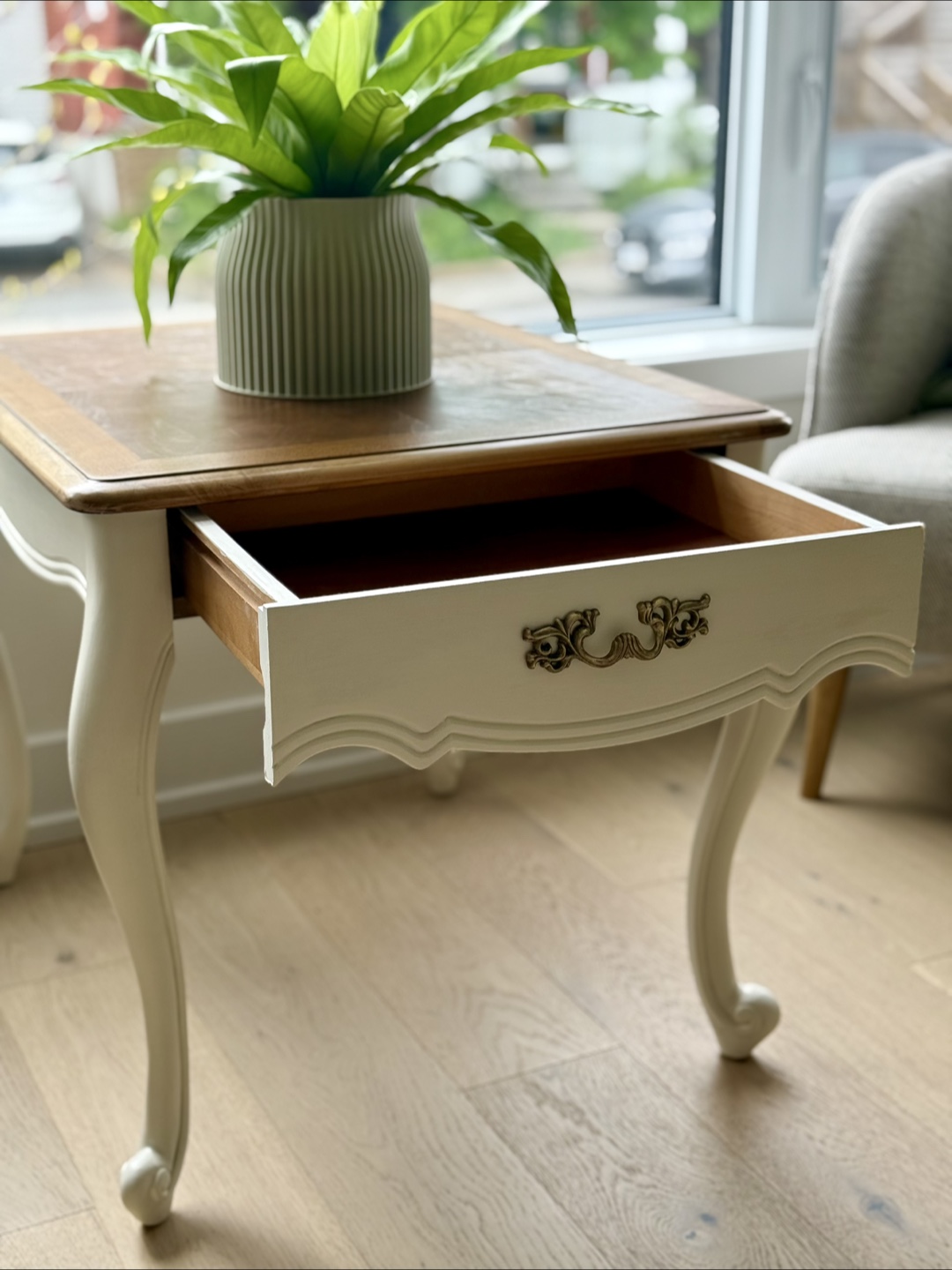 Pair of French-Style End Tables - photo 2