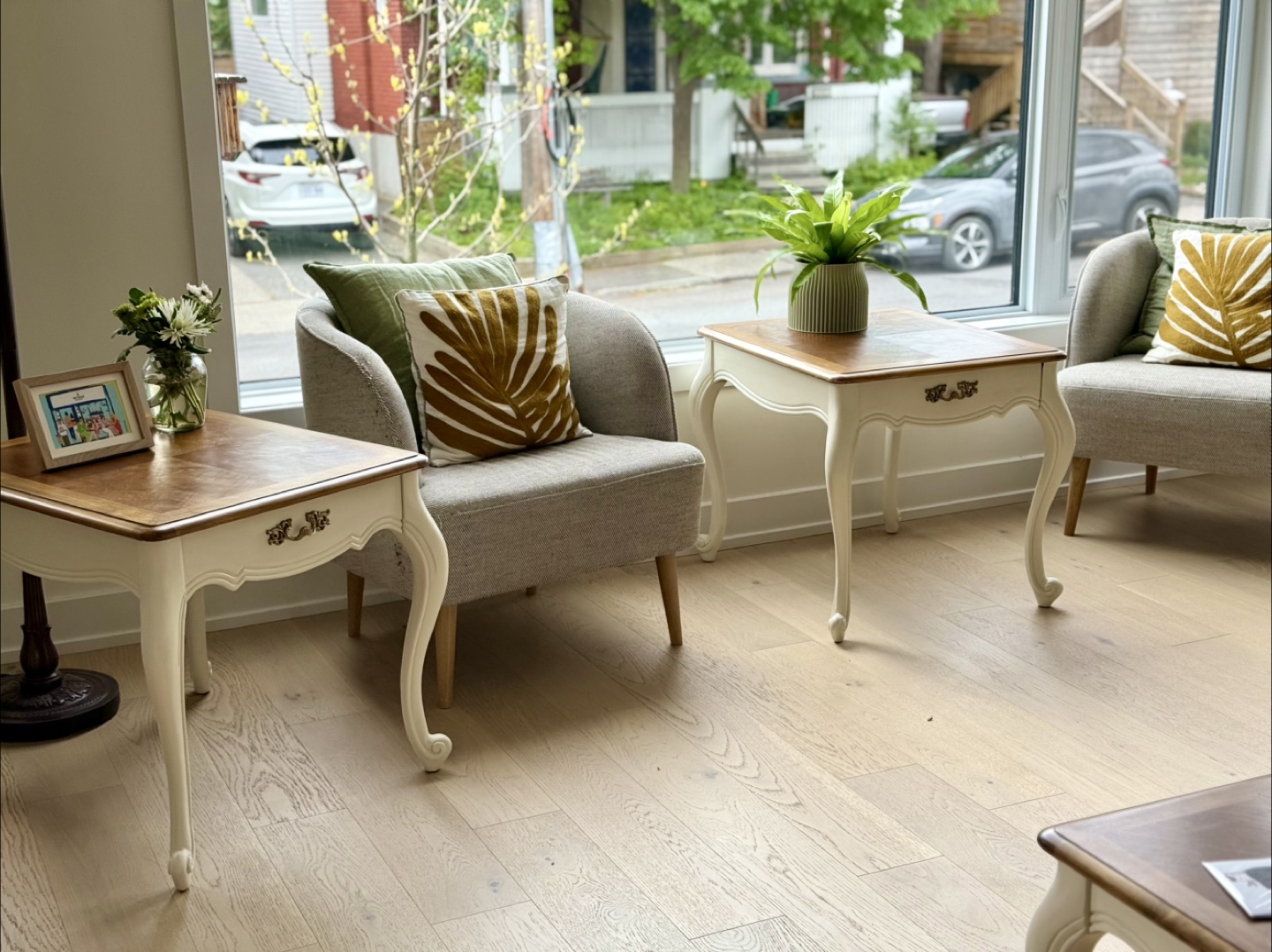 Pair of French-Style End Tables - photo 5