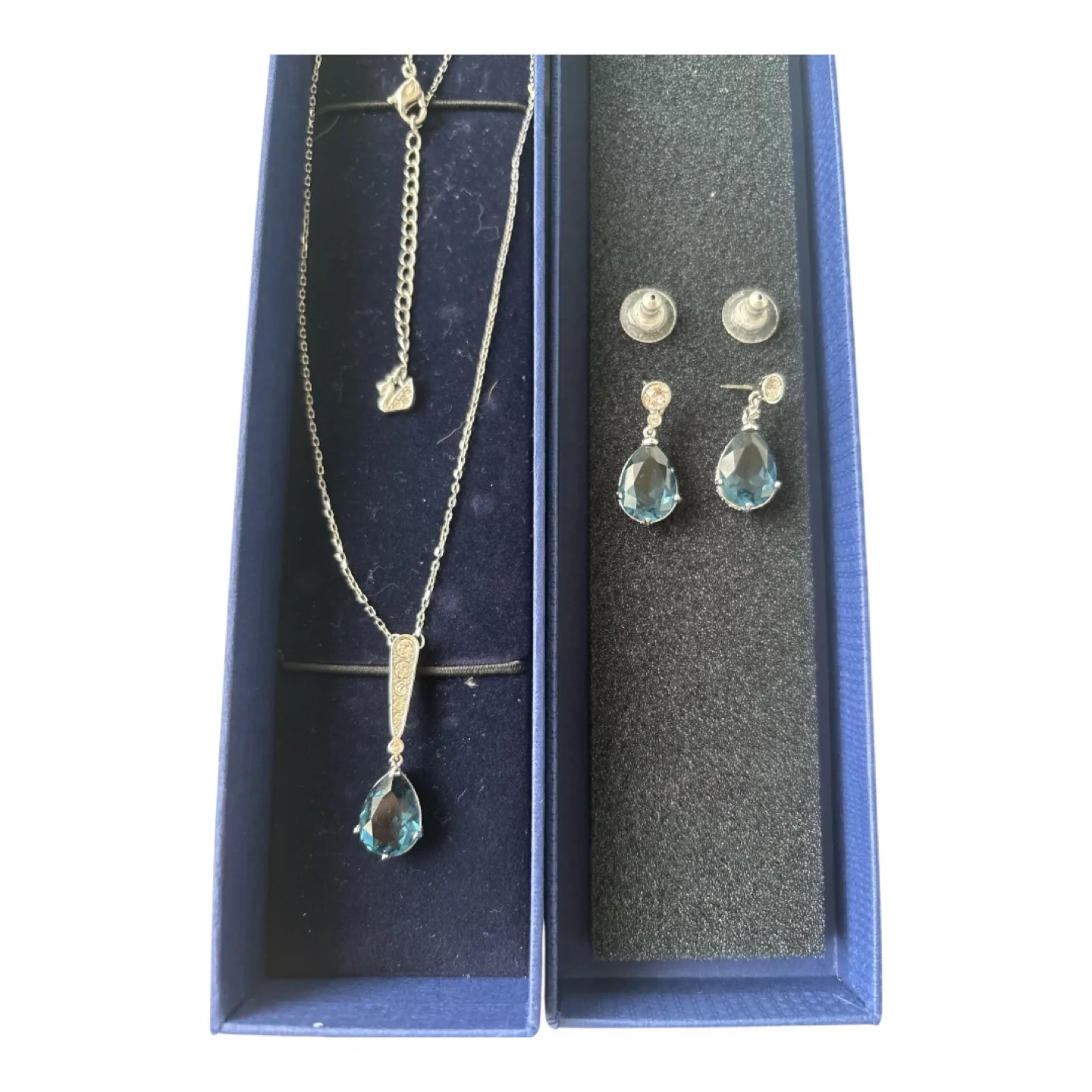 Swarovski necklace and earring set image indicator(5)