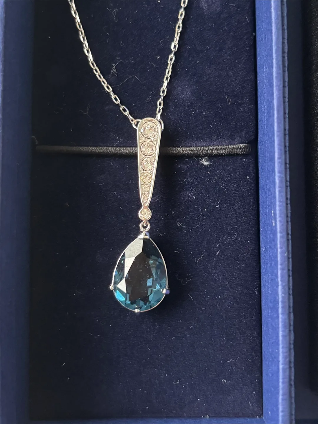 Swarovski necklace and earring set image indicator(2)