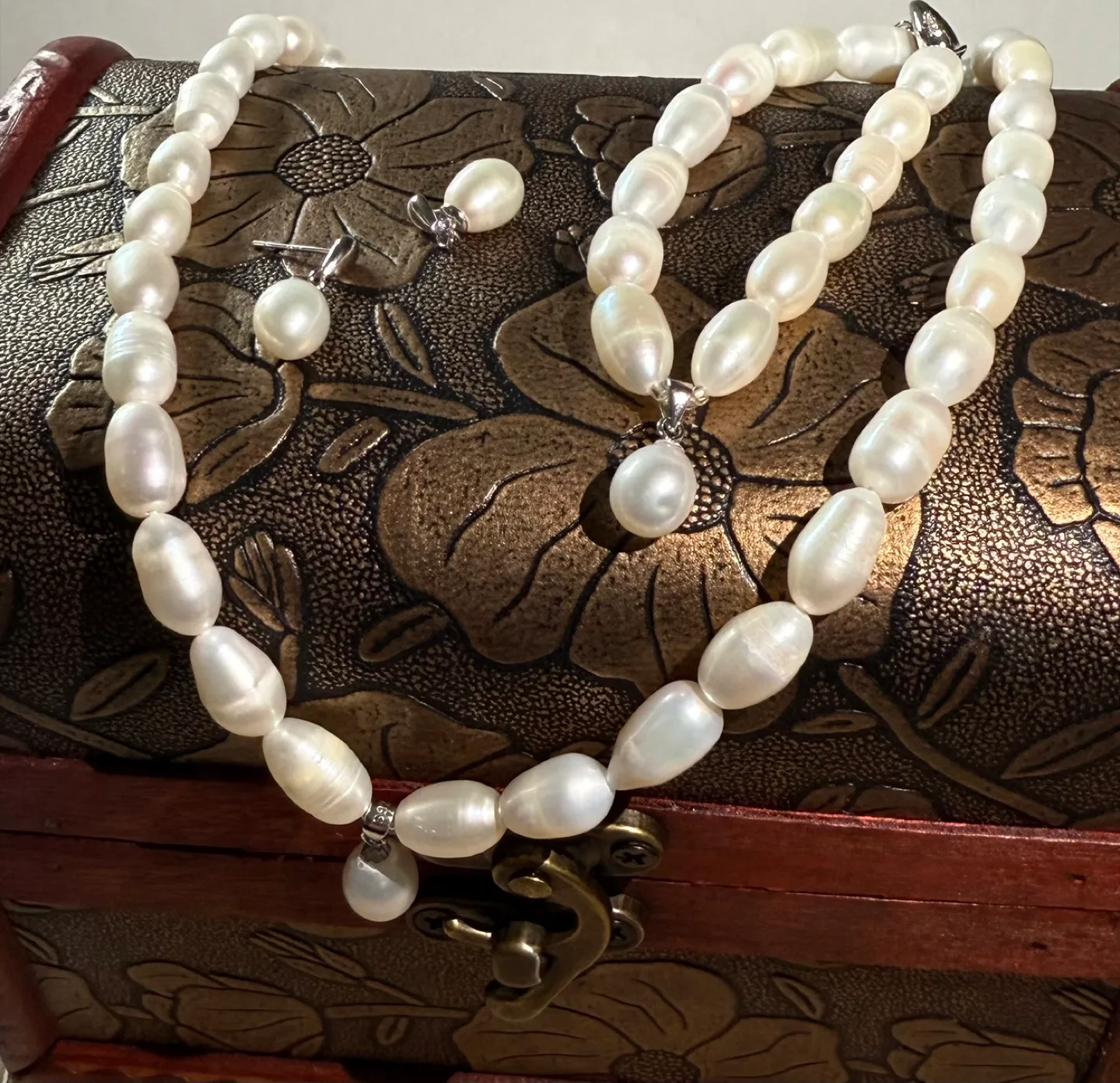Elegant Oval Fresh Water Pearl Necklace, Bracelet & Earrings Set thumbnail