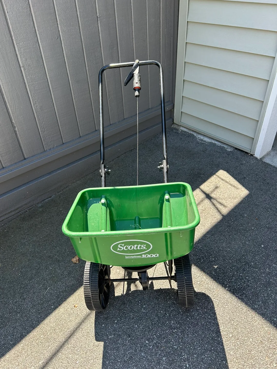 Scotts SpeedyGreen 1000 Broadcast Spreader thumbnail