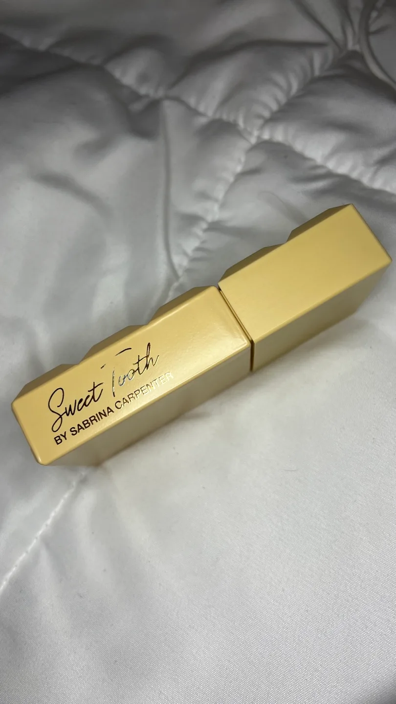 sabrina carpenter perfume “caramel dream” image indicator(4)