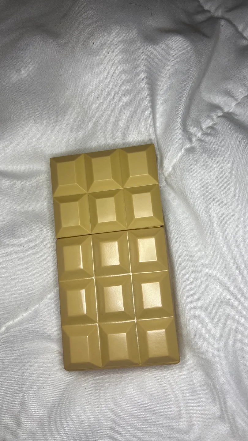 sabrina carpenter perfume “caramel dream” image indicator(3)