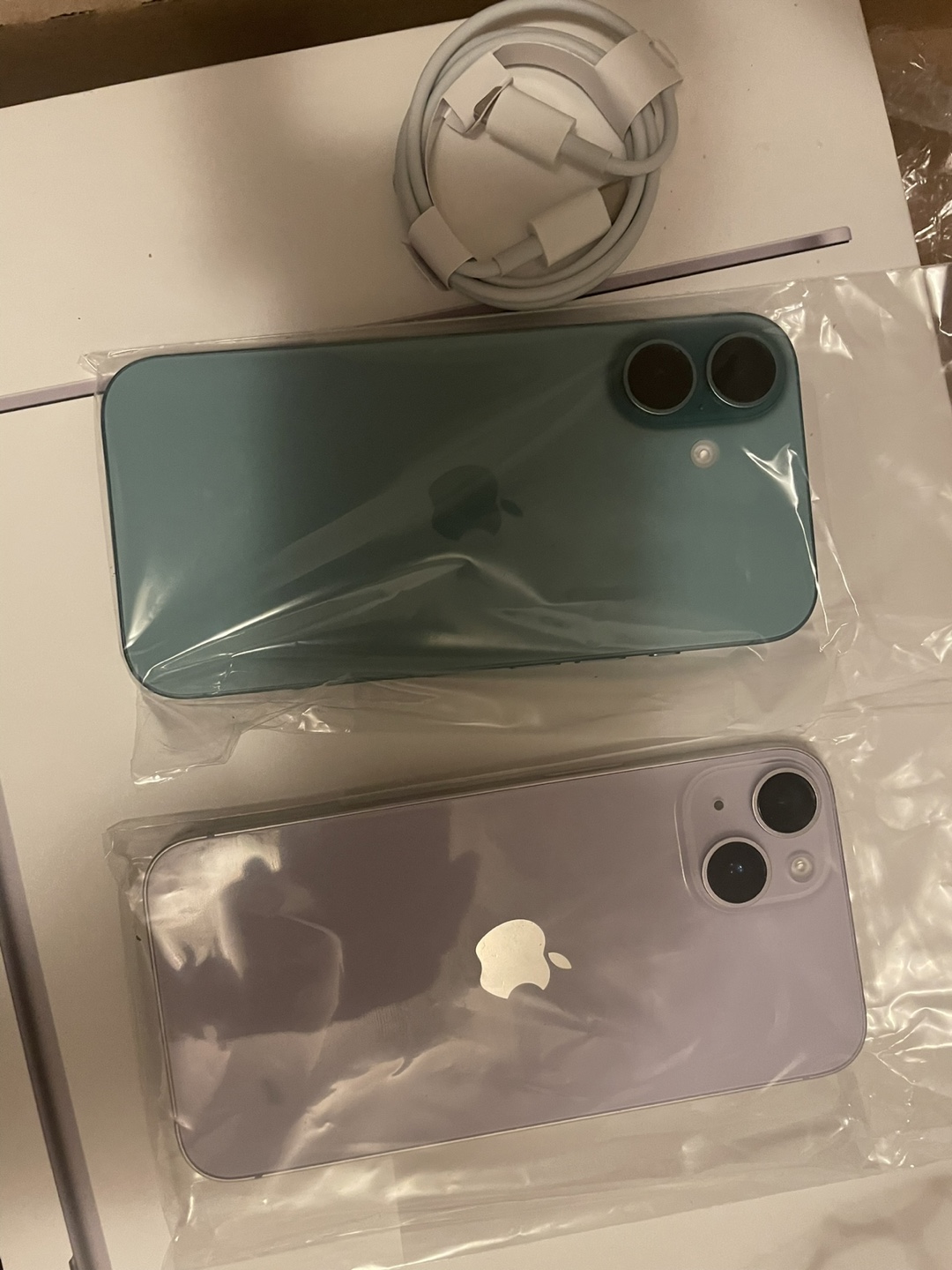 iPhone 16 teal