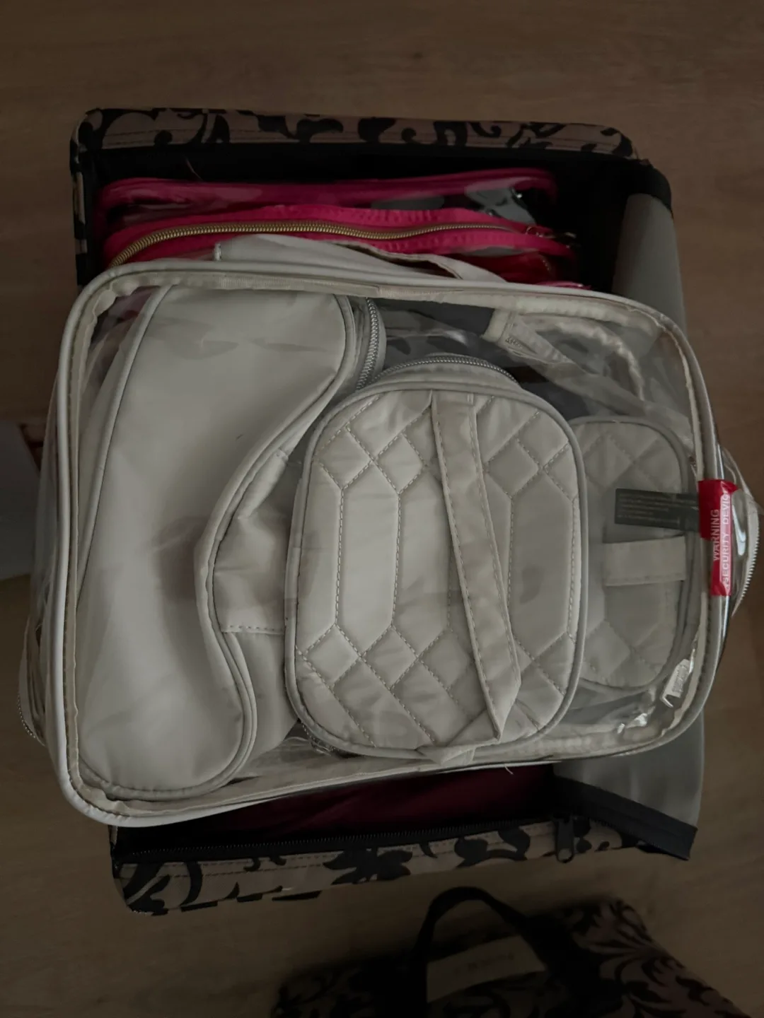 Travel organizer with multiple pouches image indicator(2)