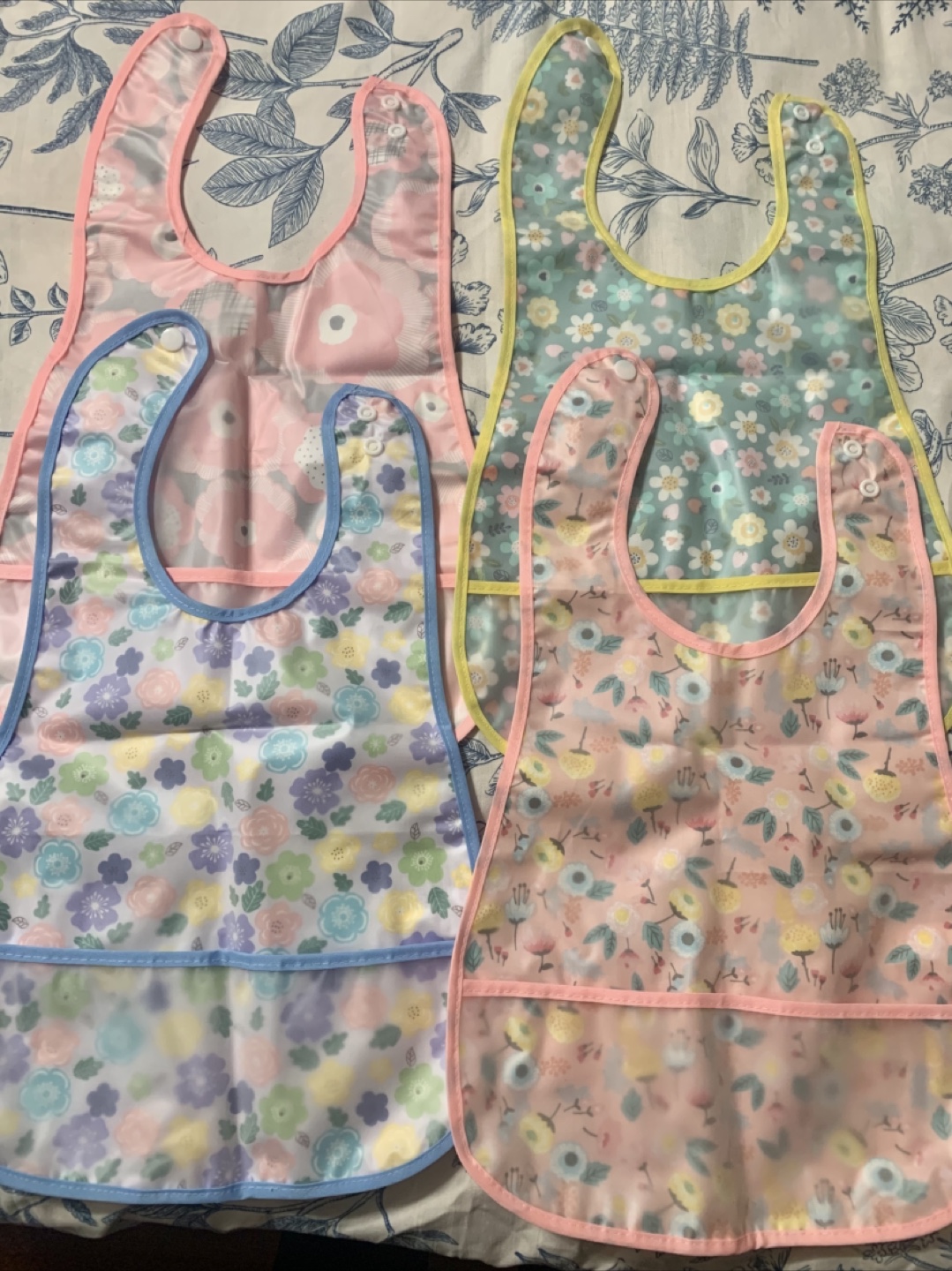 BRAND NEW Baby Waterproof Bibs & Feeding Shirts - photo 3