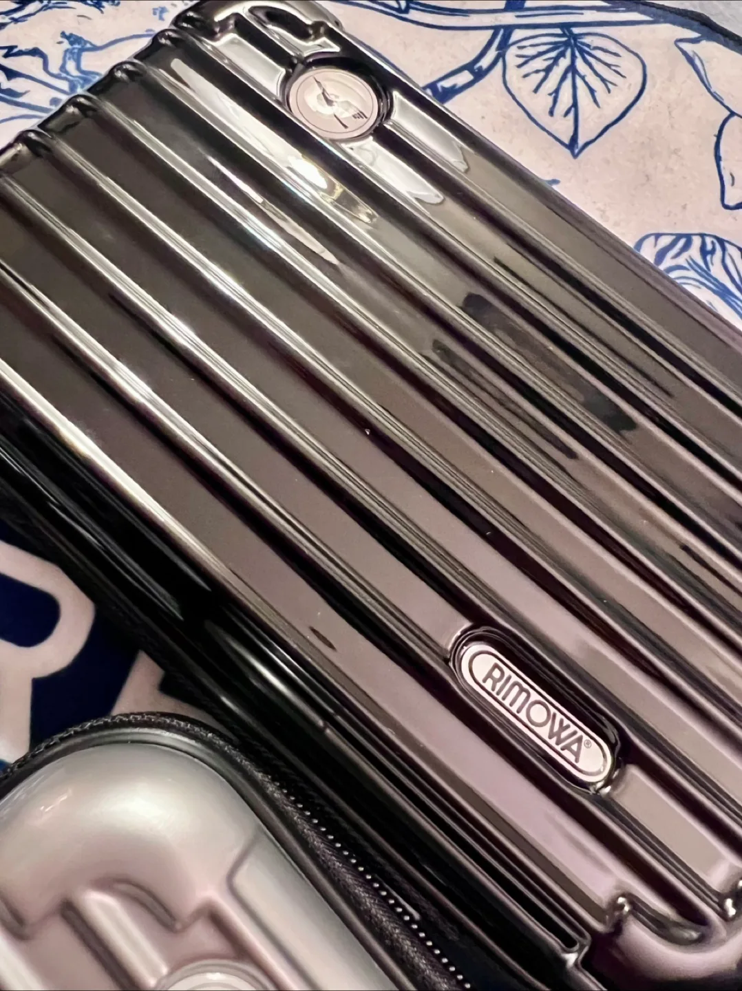 NWT Rimowa Essential Cabin Mini Suitcases - Silver & Black image indicator(3)