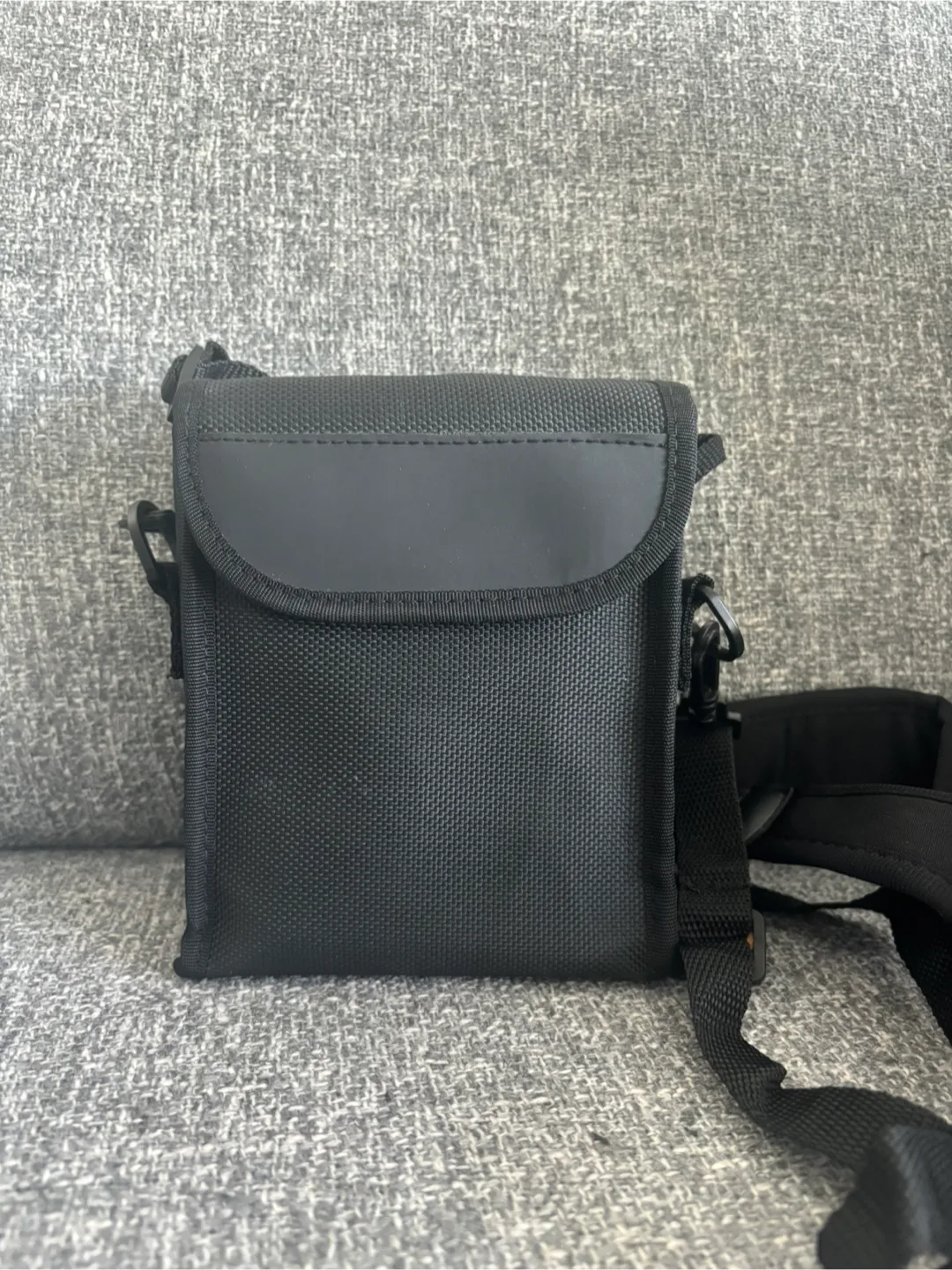 Carson VP Series 10x42 Binoculars with Case image indicator(5)