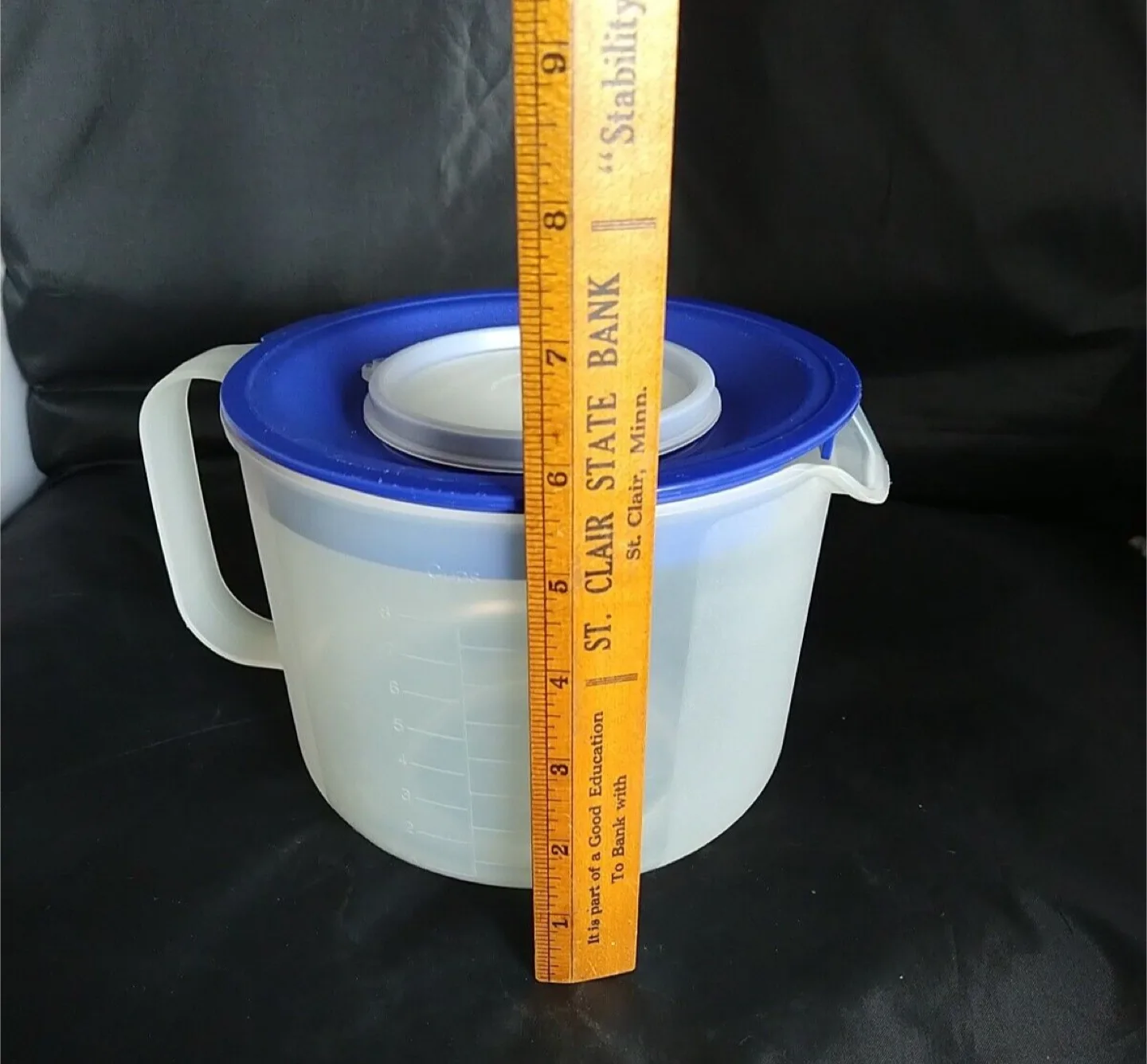 Vintage Tupperware Mix-N-Stor 8 Cup Measuring Bowl image indicator(3)