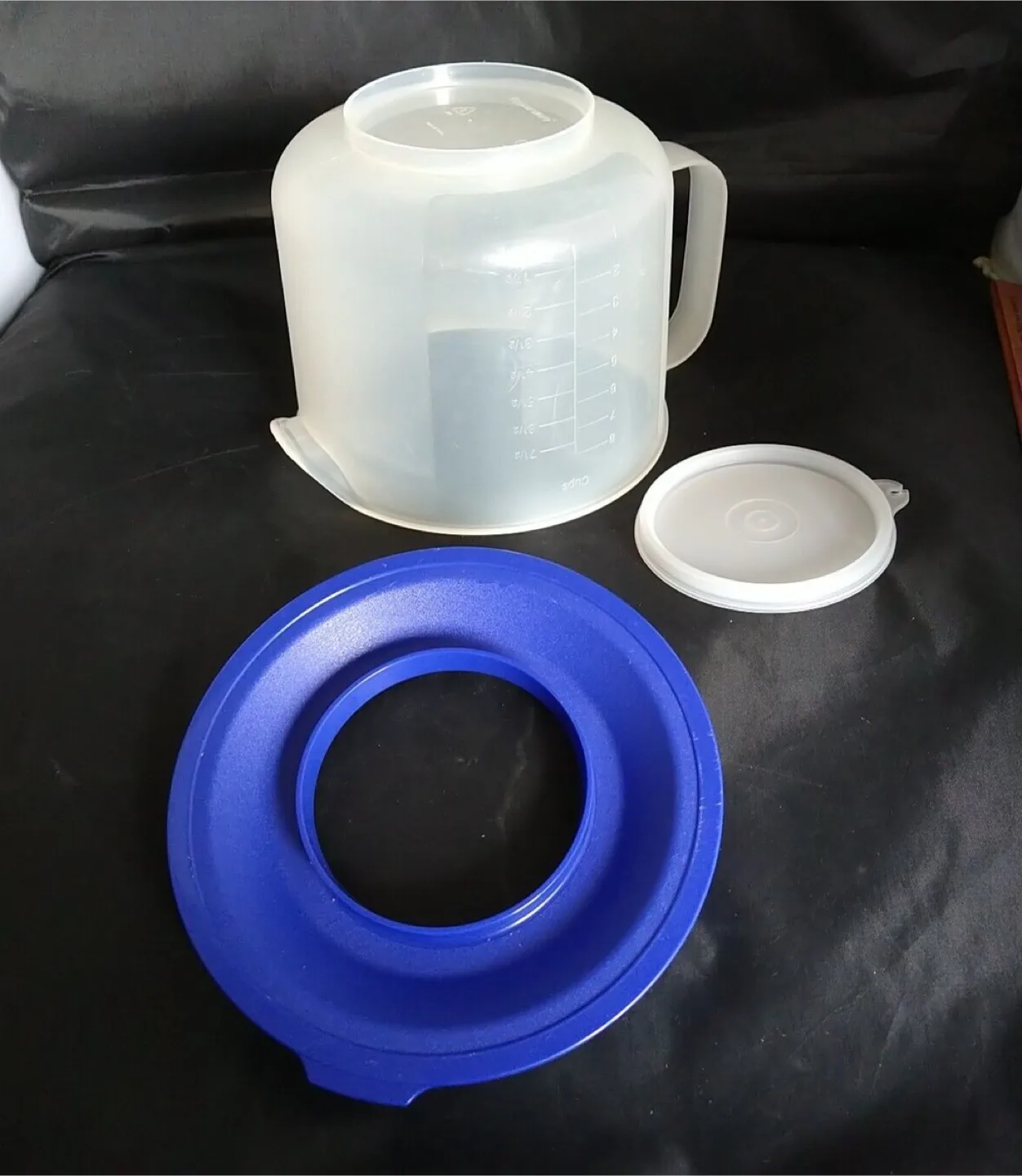 Vintage Tupperware Mix-N-Stor 8 Cup Measuring Bowl image indicator(4)