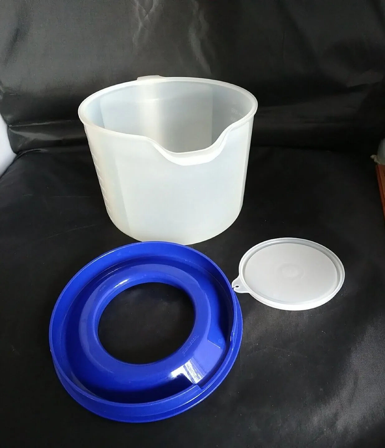 Vintage Tupperware Mix-N-Stor 8 Cup Measuring Bowl image indicator(5)