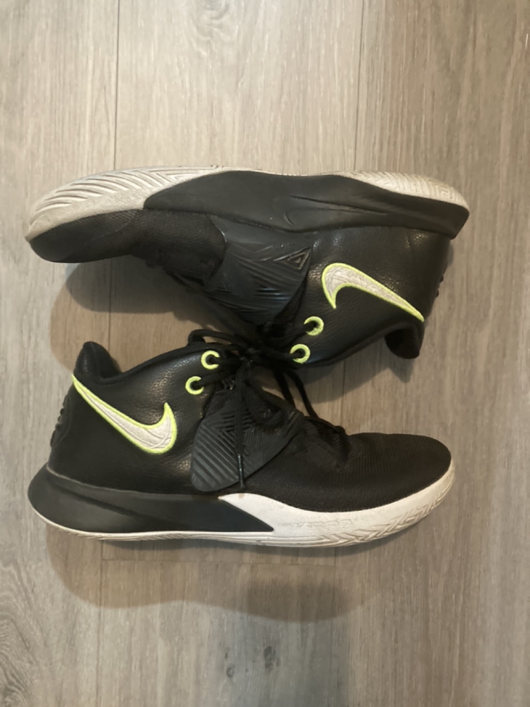 Nike Kyrie 3 Basketball Shoes - Size US 8.5
