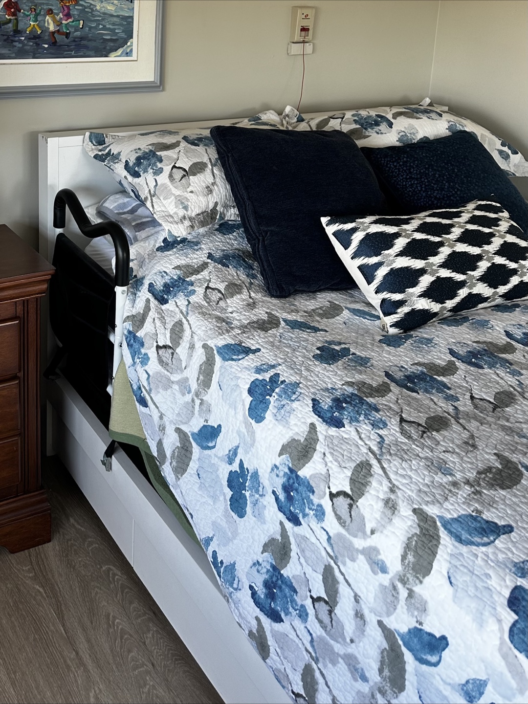 Sojourn Queen Size Storage Bed Frame - photo 4