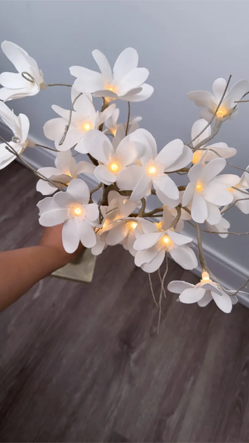White Blossom LED Light-Up Tree Decor image indicator(3)