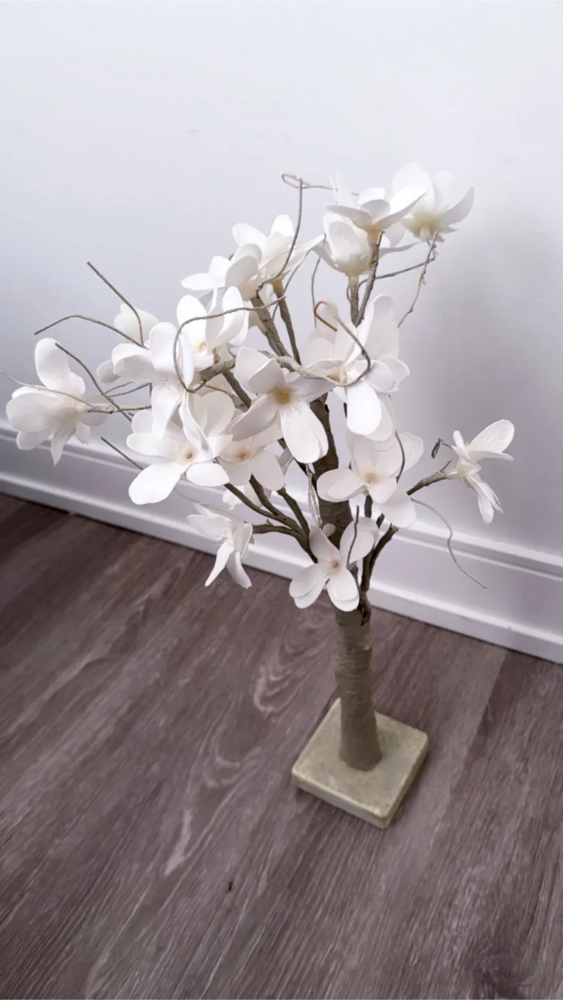 White Blossom LED Light-Up Tree Decor image indicator(2)