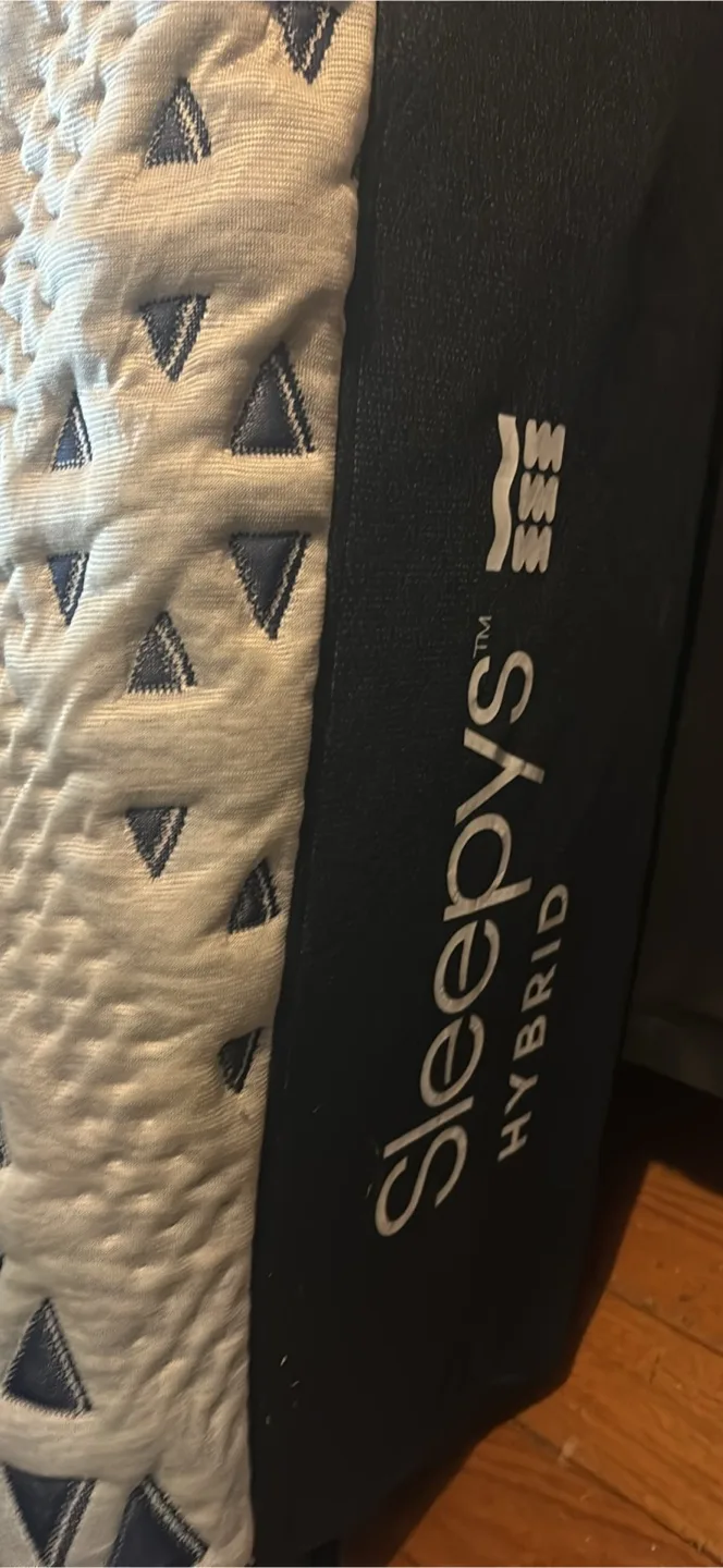 Sleepy's Hybrid Mattress box spring and frame image indicator(2)