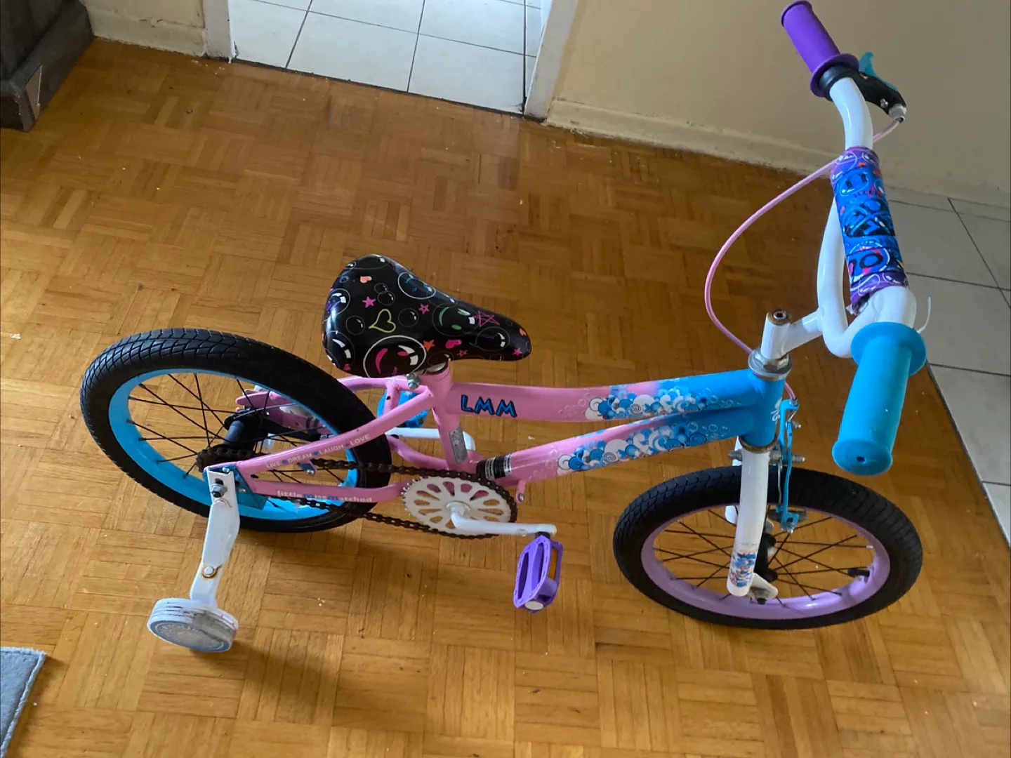 Girls' 16-inch LAMM Bike with Training Wheels image indicator(2)
