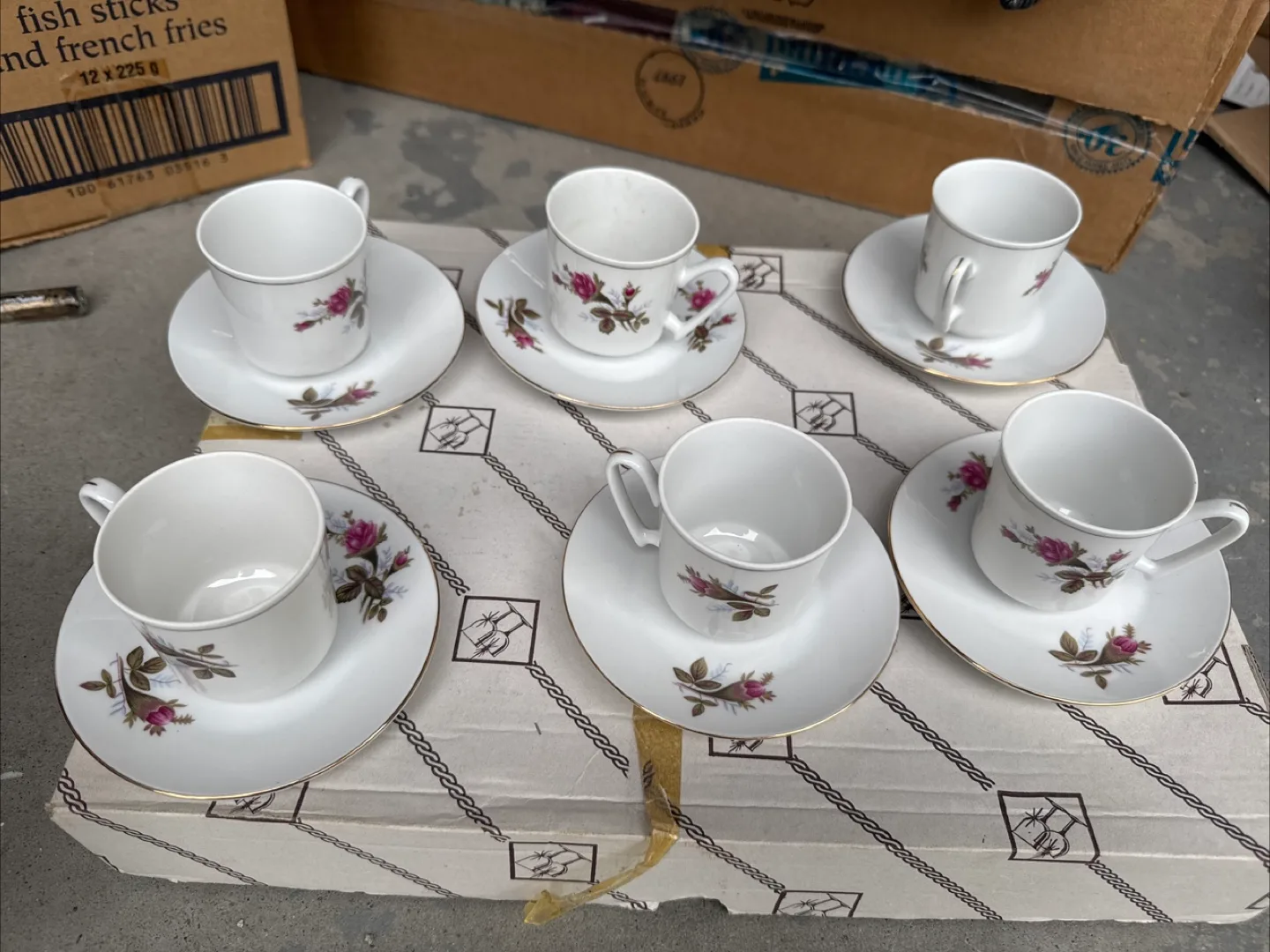 Set of six vintage teacups and saucers thumbnail