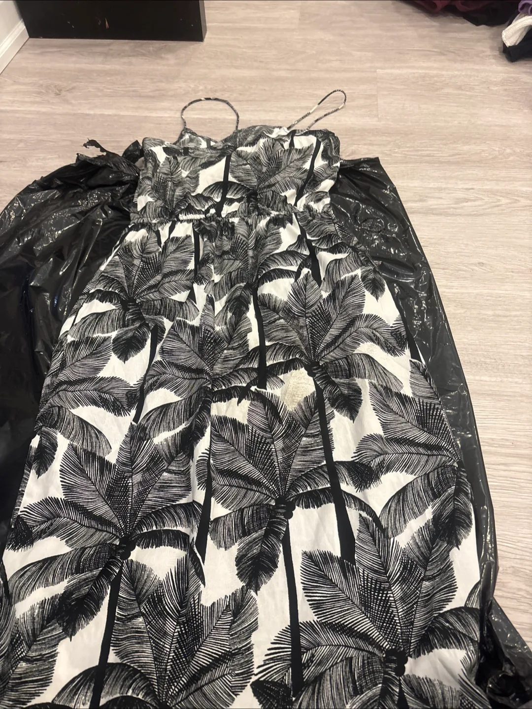 H&M Black and White Palm Tree Maxi Dress image indicator(2)