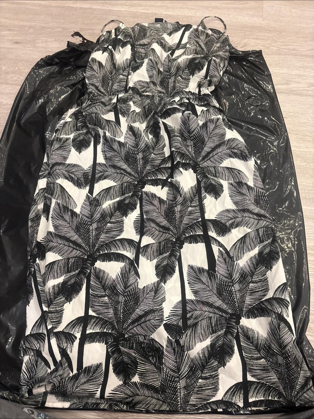 H&M Black and White Palm Tree Maxi Dress image indicator(5)