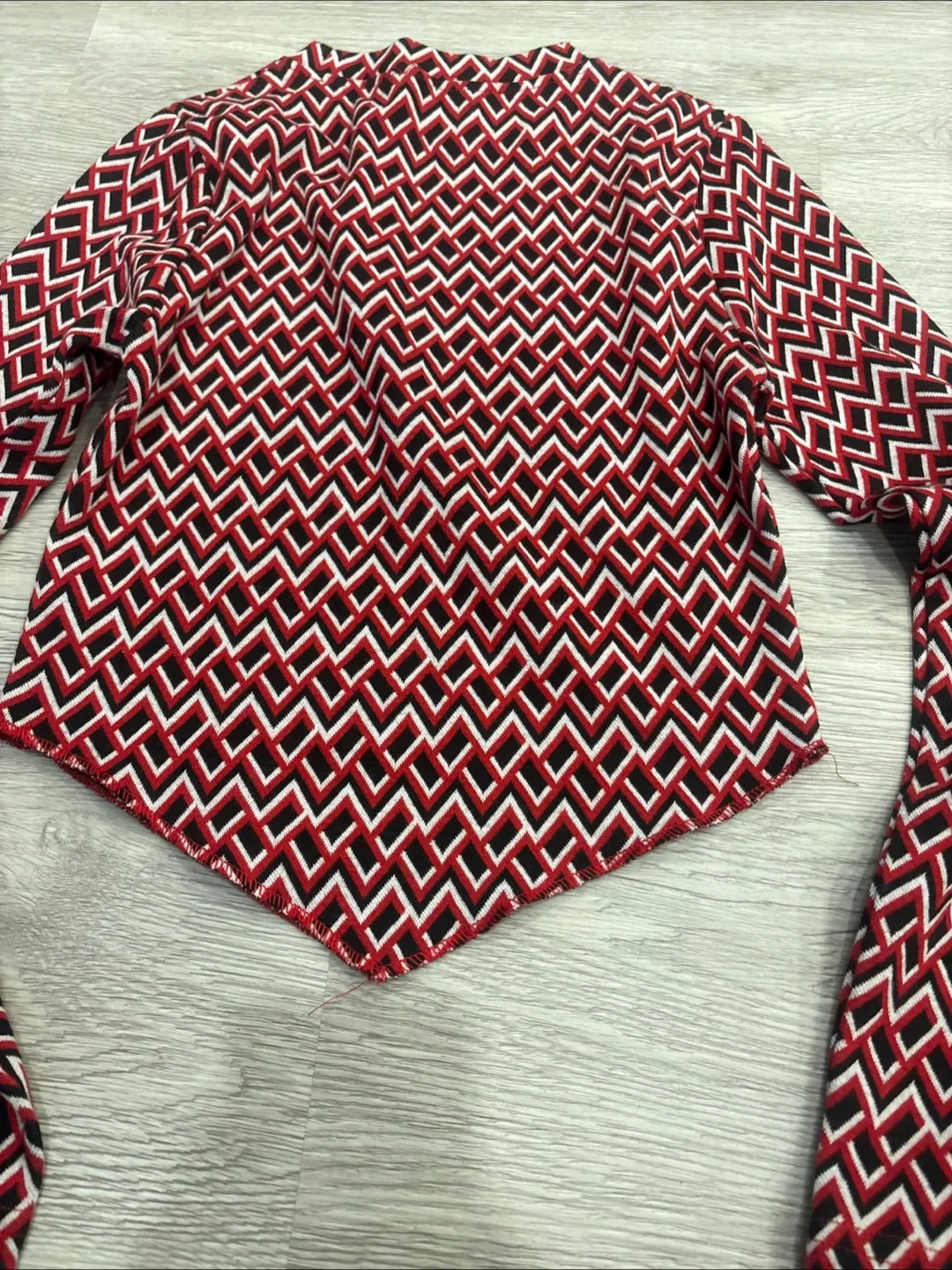 Red and Black Geometric Print Long Sleeve Crop Top - Size M image indicator(2)