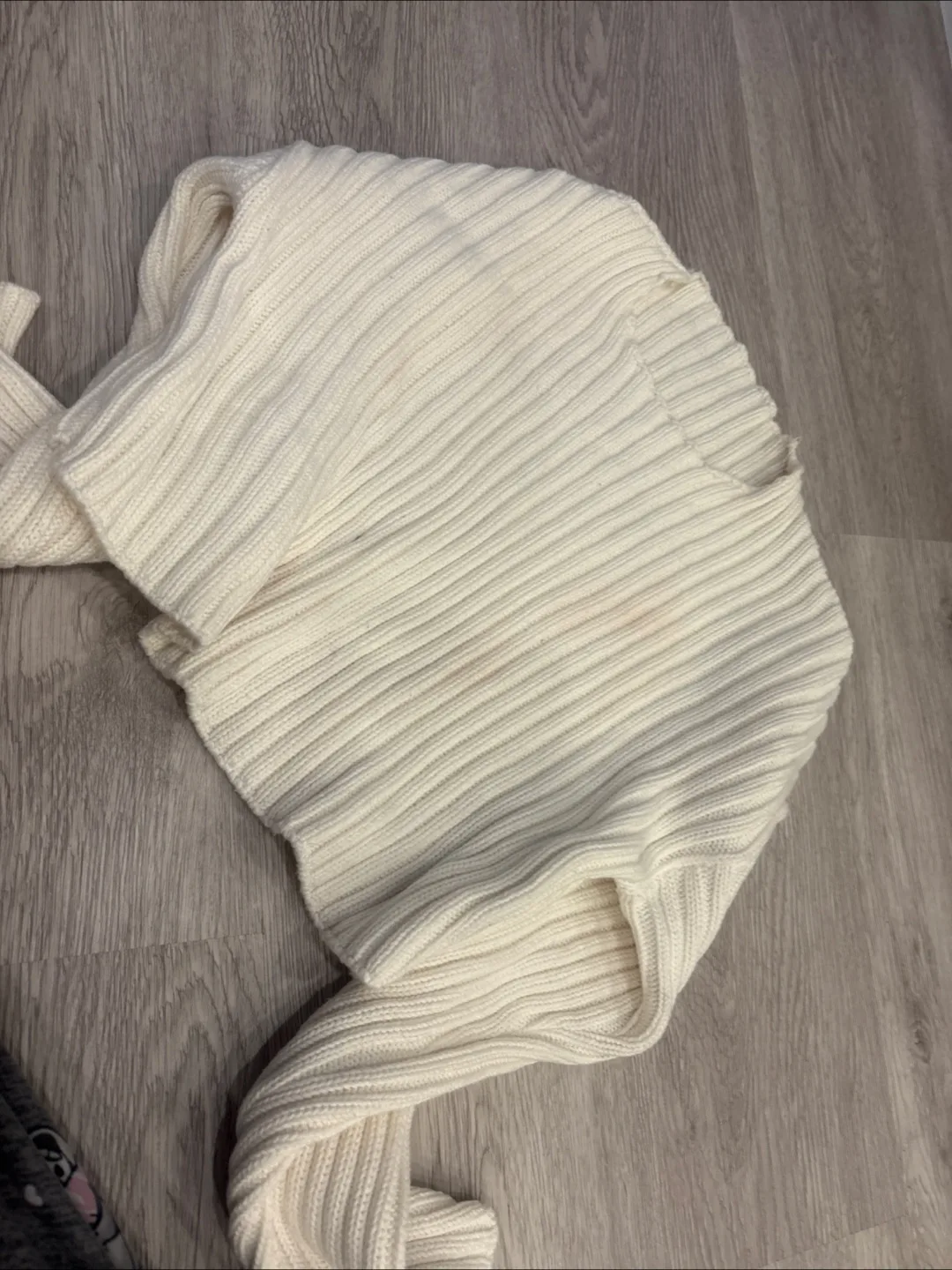 Cream-coloured ribbed cropped sweater