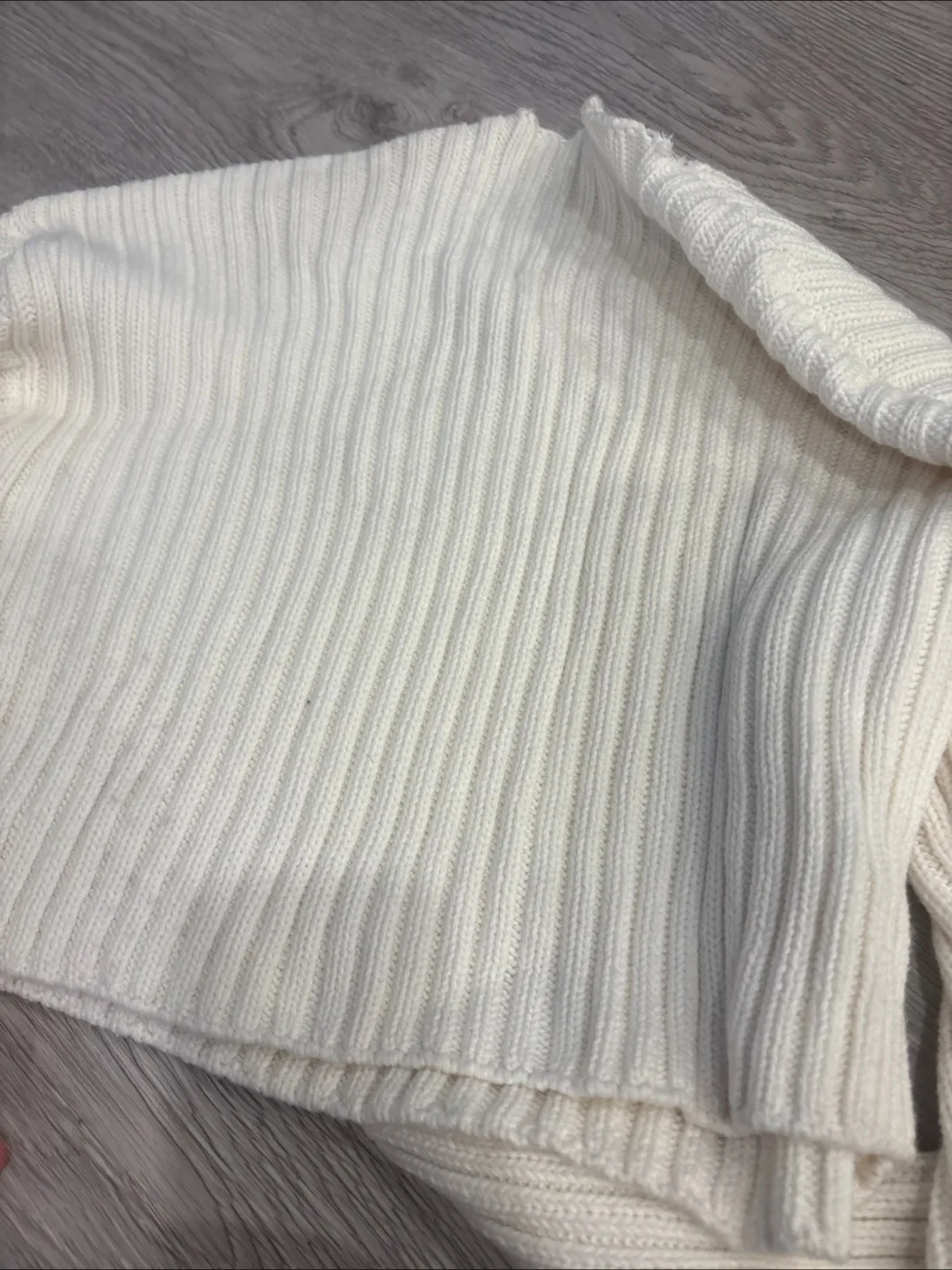 Cream-coloured ribbed cropped sweater image indicator(2)
