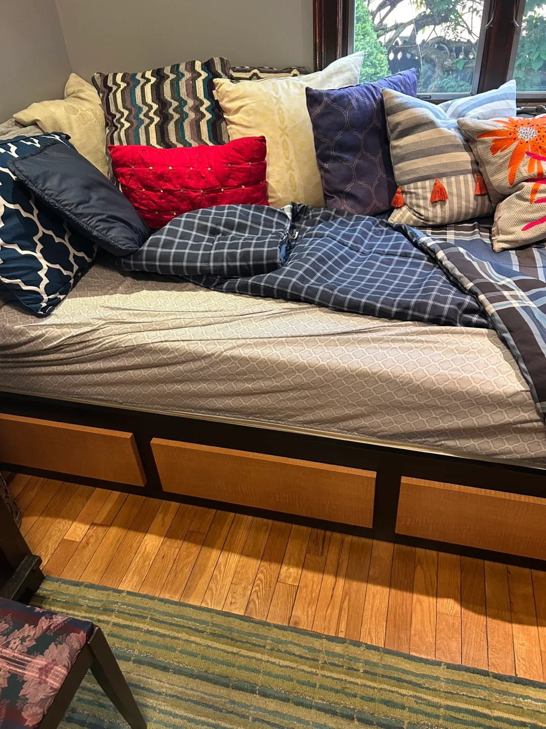 Platform Captain’s Twin Bed with Storage Drawers image indicator(3)