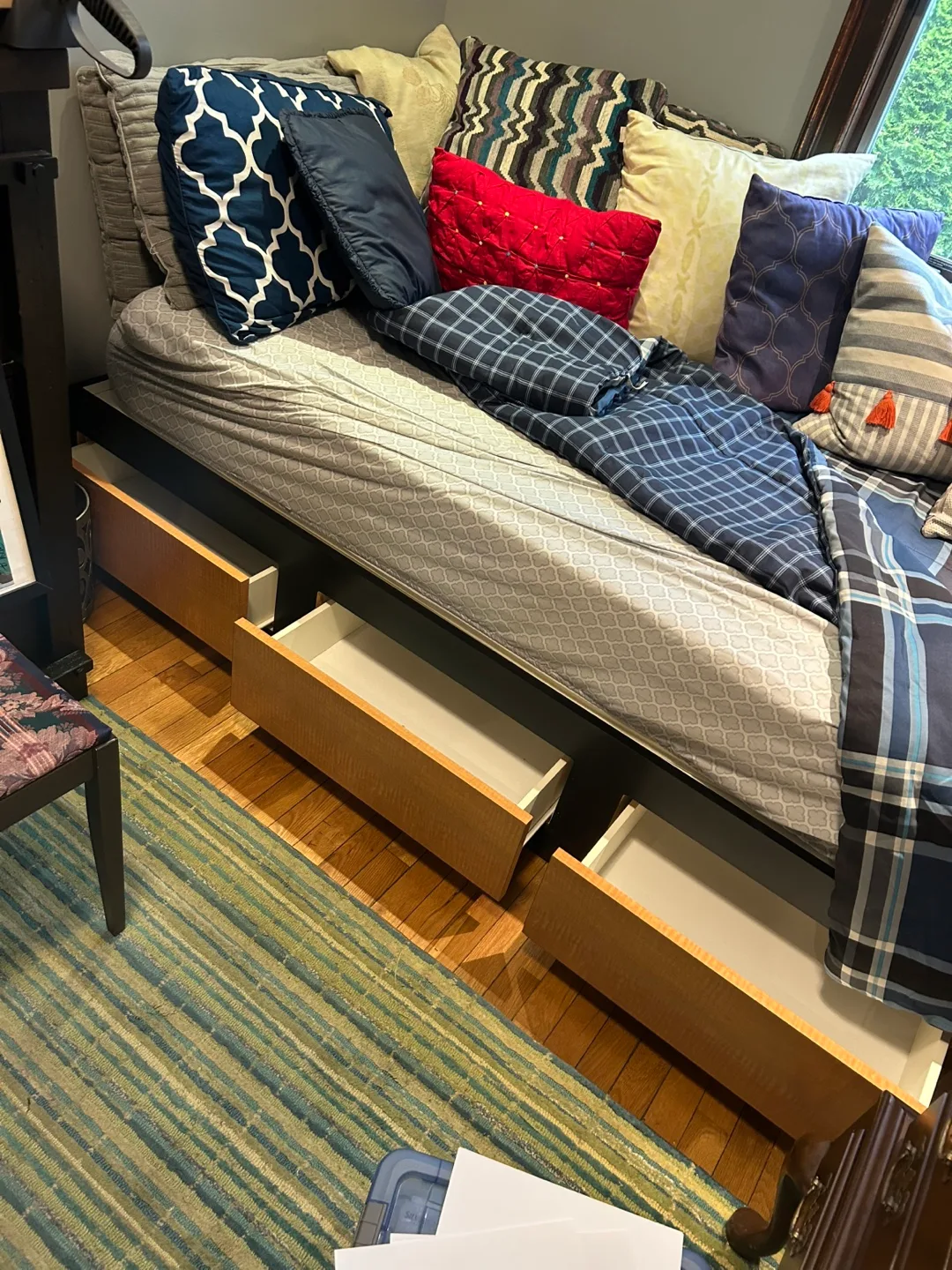 Platform Captain’s Twin Bed with Storage Drawers image indicator(2)