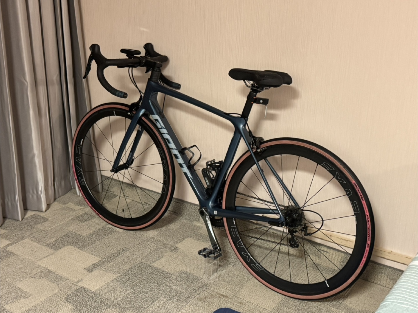Giant TCR ADV Carbon Road Bike - Fully Upgraded - photo 2