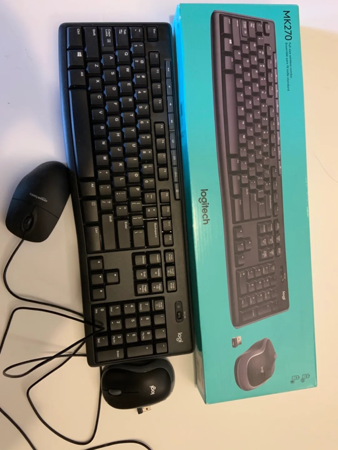 Logitech MK270 Wireless Keyboard and Mouse Combo thumbnail