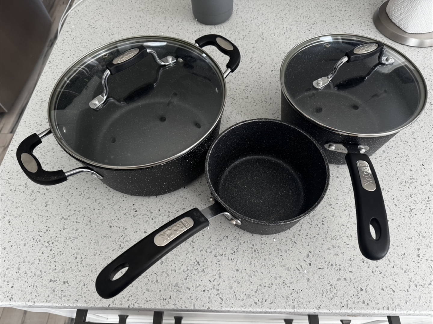 Three pots & two lids