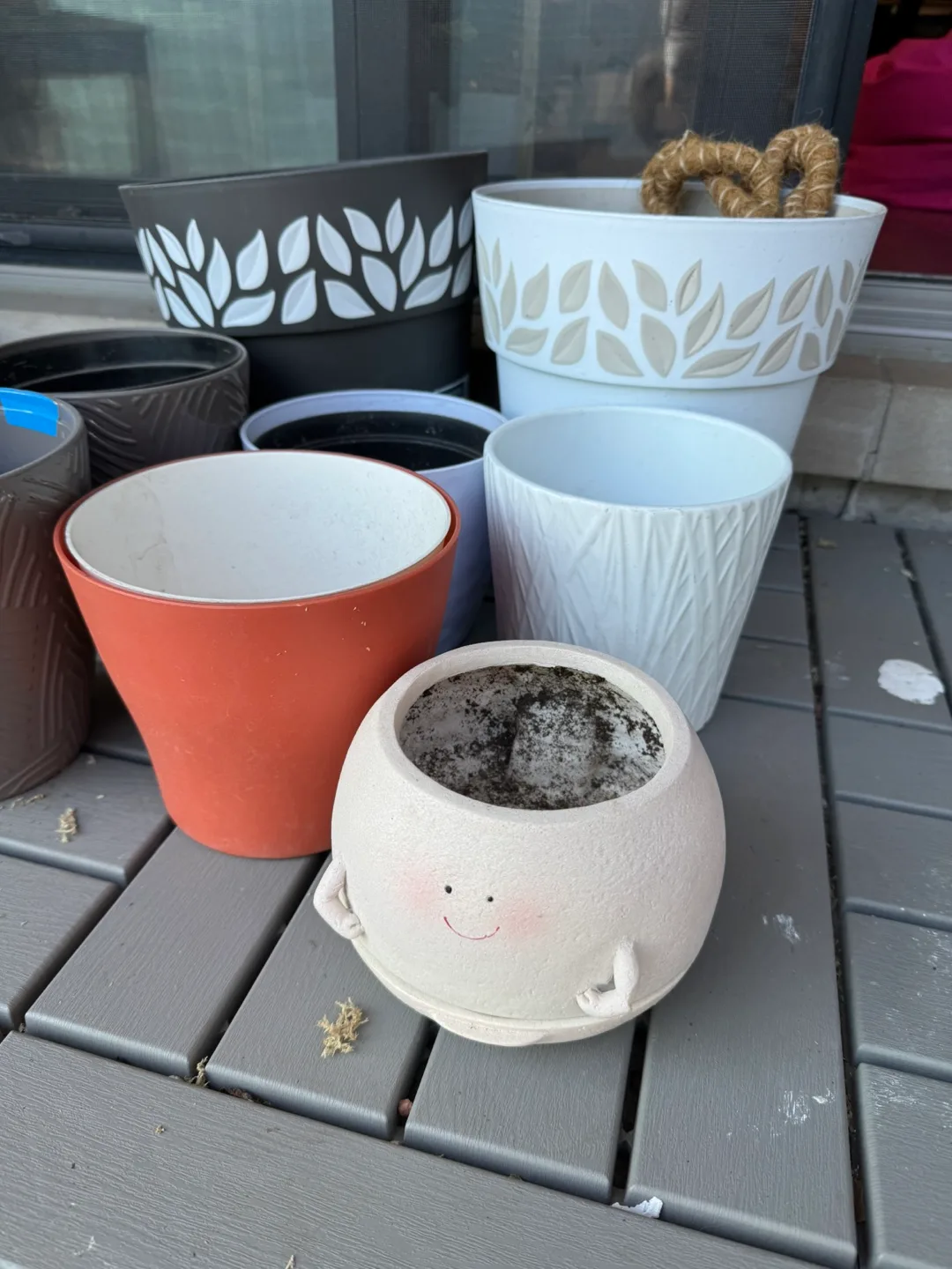Assorted Plastic and Ceramic Plant Pots bundle thumbnail