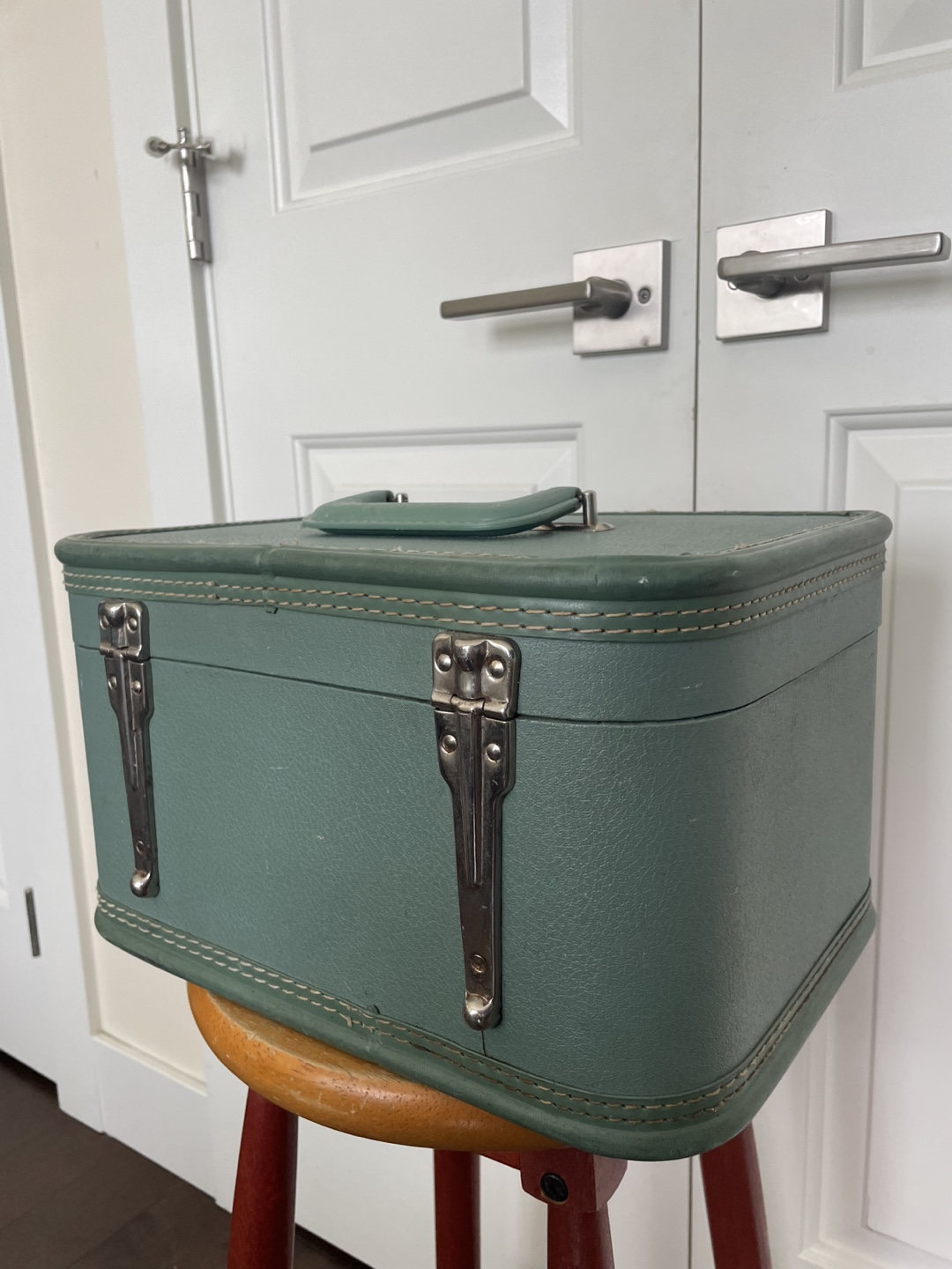 Vintage Green Train Case - photo 2