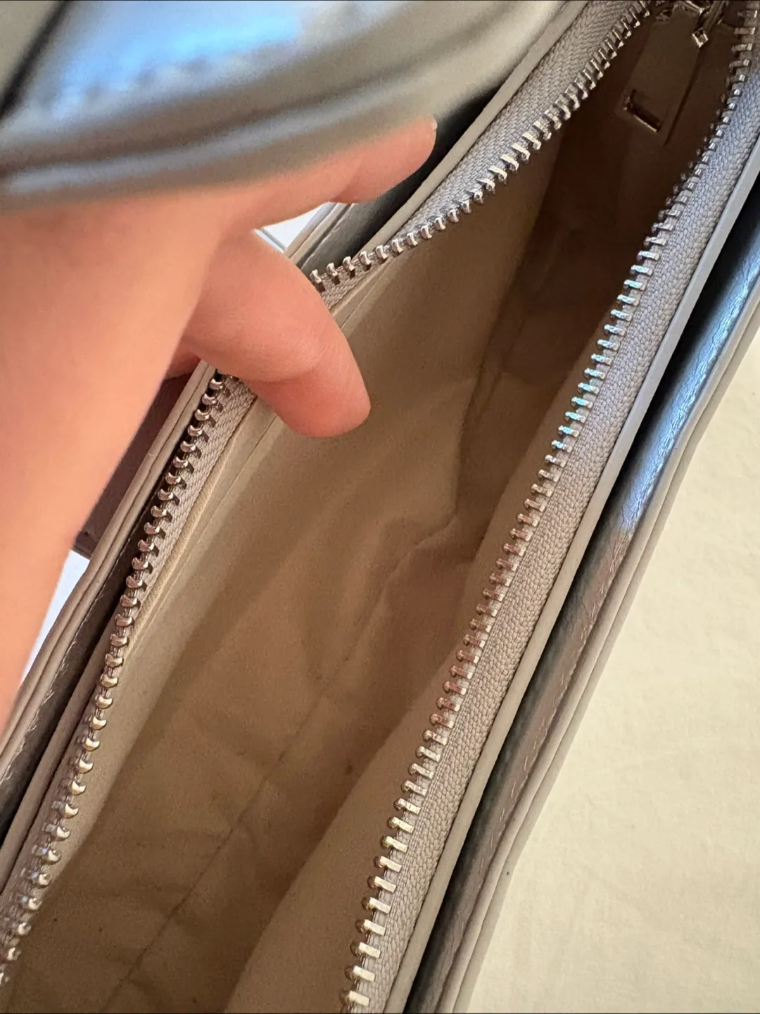 Silver baguette handbag image indicator(4)