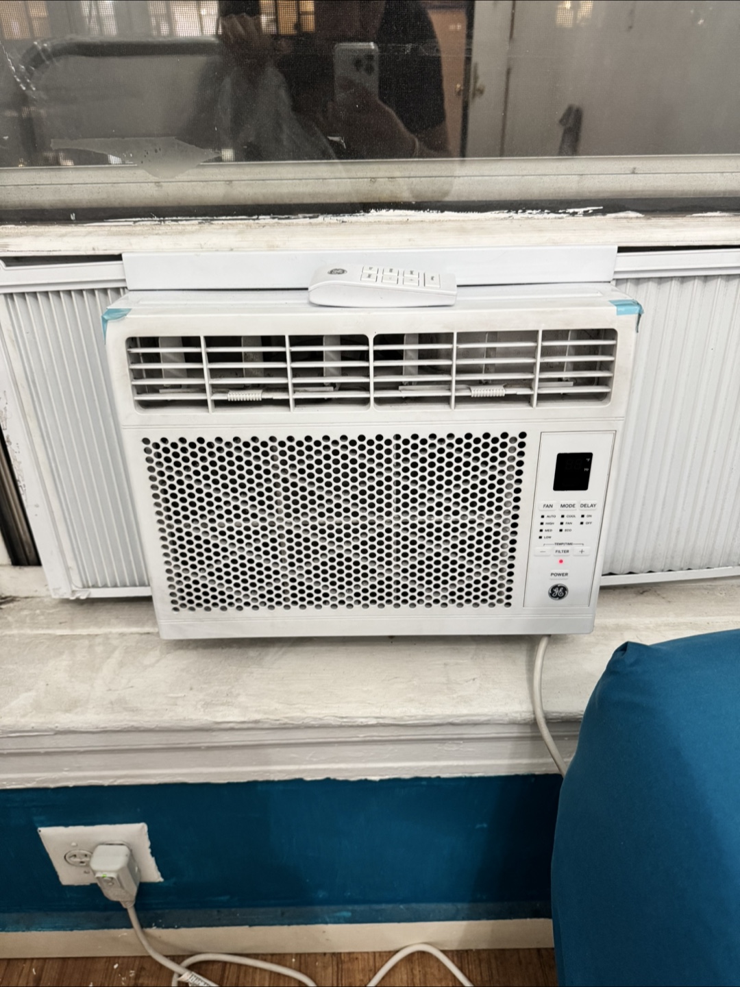 GE Window Air Conditioner with Remote - photo 2