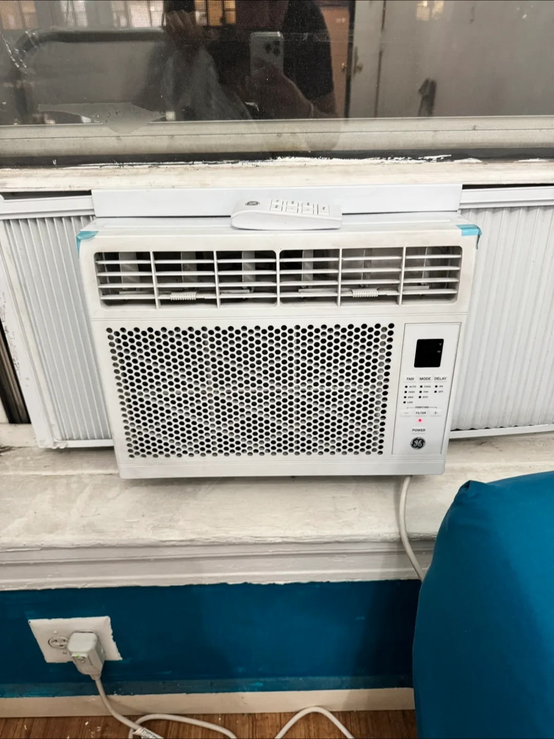 GE Window Air Conditioner with Remote image indicator(2)