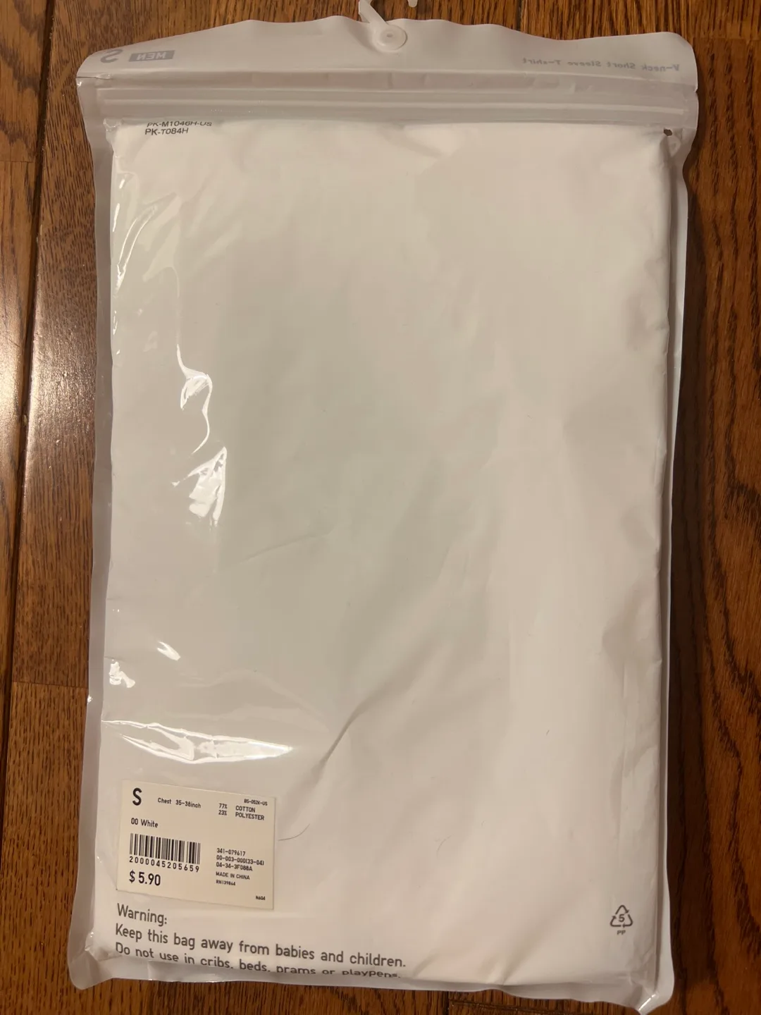 UNIQLO Men's V-Neck T-Shirt - Size Small - White image indicator(2)