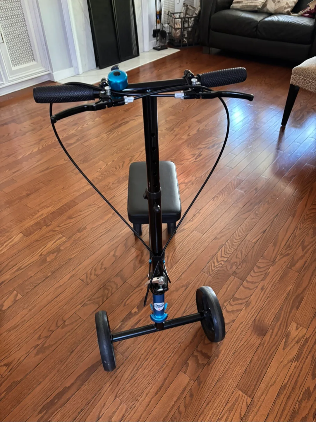 Knee Rover Knee Scooter image indicator(2)