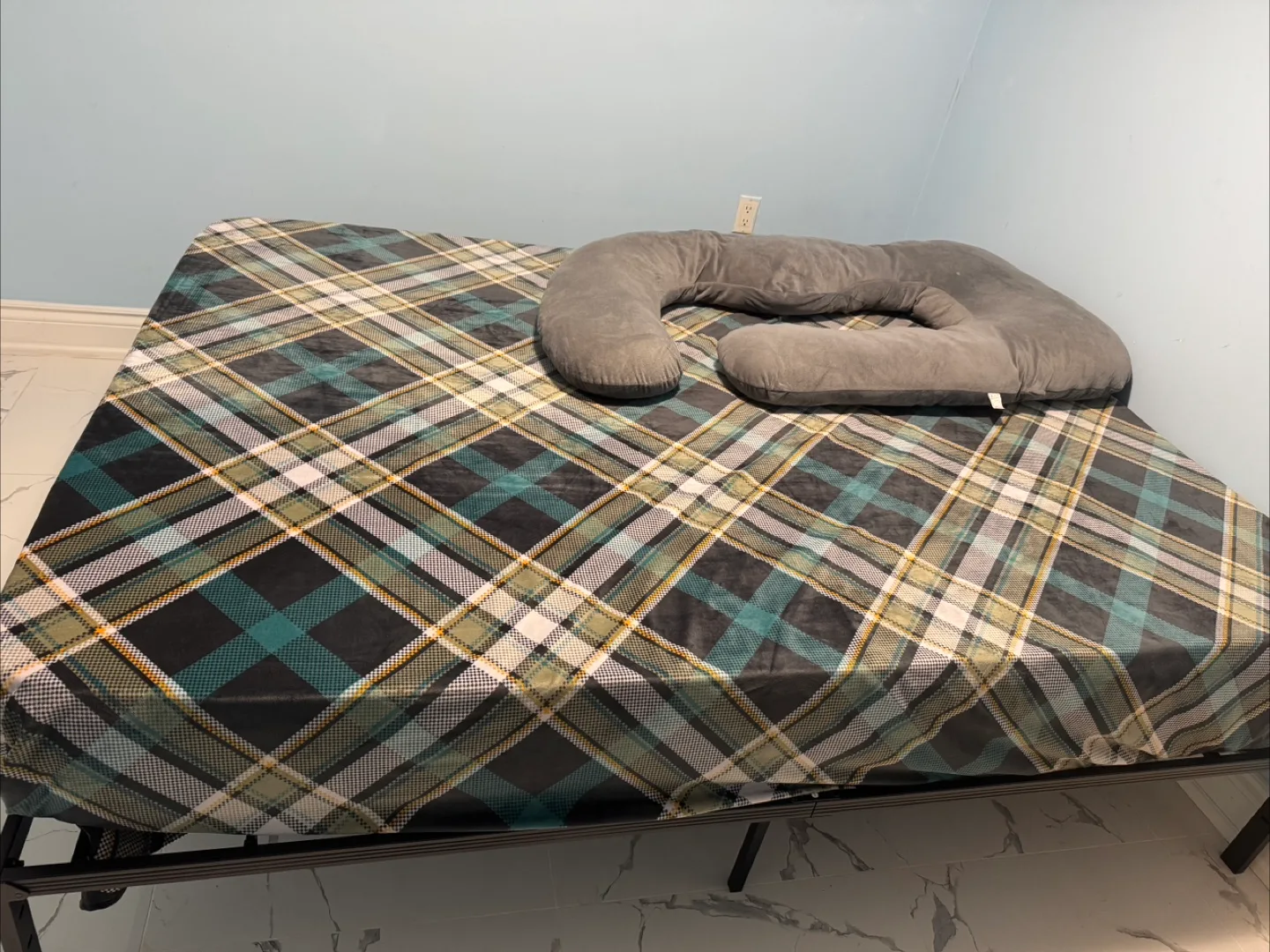 Queen Size Metal Platform Bed Frame with Matresss thumbnail